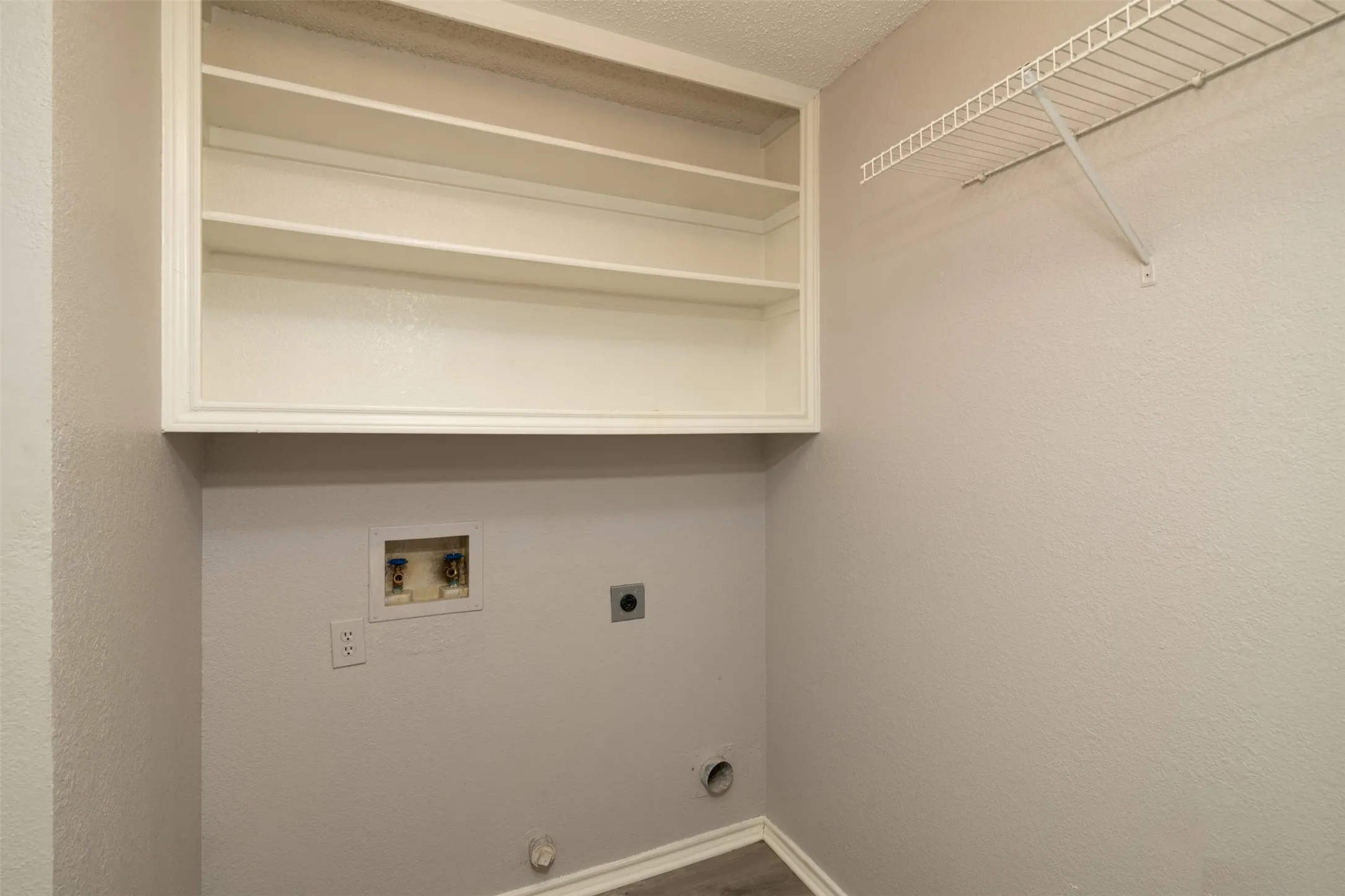 Single Family Residence For Rent in Collin County , 1329 Maywood Court, Plano, Texas 75023, 3 Bedroom, 2 Bathroom, 2 Garage spaces, 1,501 Sqft, built in 1990, mls#21342363, Real Estate Agent in Plano, Homes For Rent in Collin county, Homes For Rent in Plano, Realtor in Plano Texas, Real Estate Brokerage Independent Realty Texas, Luminita Cordes Realtor