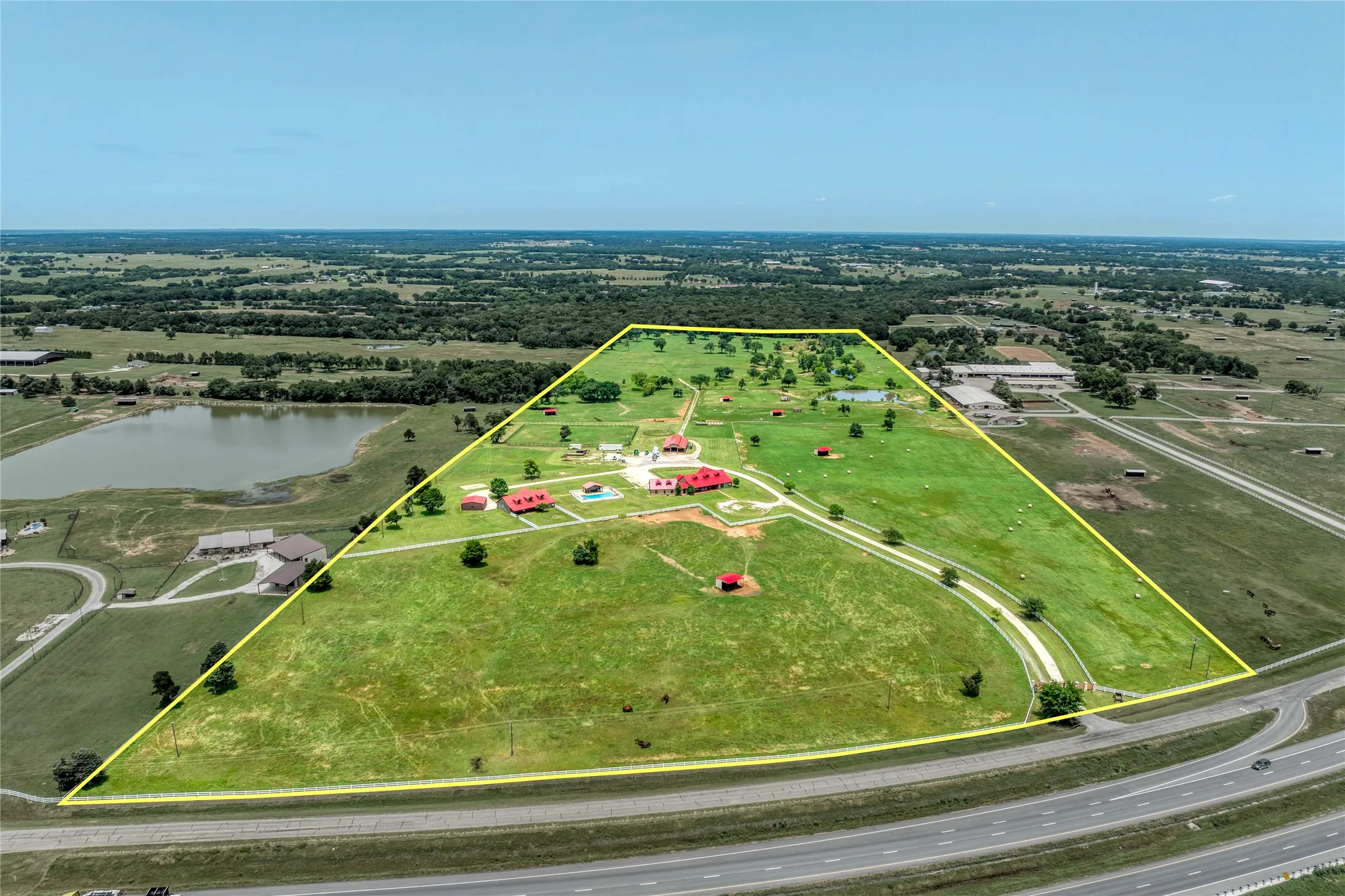 Single Family Residence For Rent in Grayson County , 34673 US Highway 82, Whitesboro, Texas 76273, 3 Bedroom, 4 Bathroom, 1 Garage spaces, 5,819 Sqft, built in 2000, mls#21348851, Real Estate Agent in Whitesboro, Homes For Rent in Grayson county, Homes For Rent in Whitesboro, Realtor in Whitesboro Texas, Real Estate Brokerage Independent Realty Texas, Luminita Cordes Realtor