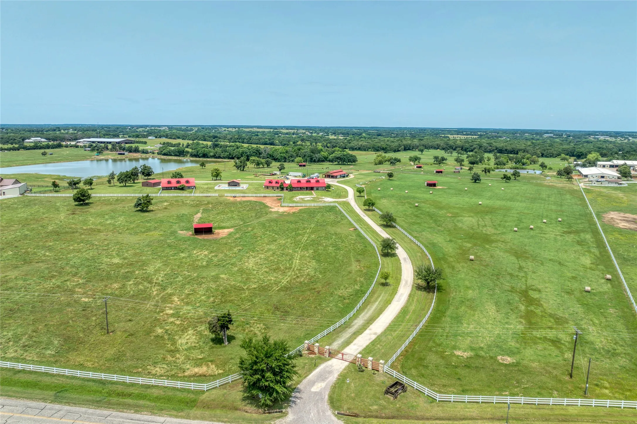 Single Family Residence For Rent in Grayson County , 34673 US Highway 82, Whitesboro, Texas 76273, 3 Bedroom, 4 Bathroom, 1 Garage spaces, 5,819 Sqft, built in 2000, mls#21348851, Real Estate Agent in Whitesboro, Homes For Rent in Grayson county, Homes For Rent in Whitesboro, Realtor in Whitesboro Texas, Real Estate Brokerage Independent Realty Texas, Luminita Cordes Realtor