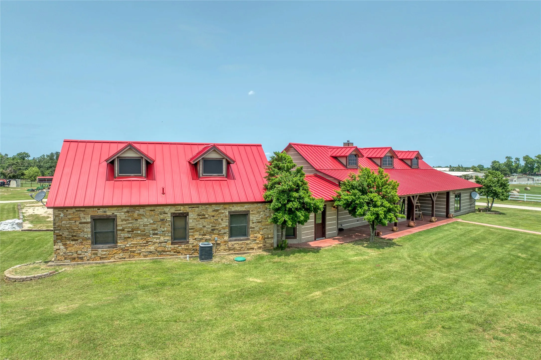 Single Family Residence For Rent in Grayson County , 34673 US Highway 82, Whitesboro, Texas 76273, 3 Bedroom, 4 Bathroom, 1 Garage spaces, 5,819 Sqft, built in 2000, mls#21348851, Real Estate Agent in Whitesboro, Homes For Rent in Grayson county, Homes For Rent in Whitesboro, Realtor in Whitesboro Texas, Real Estate Brokerage Independent Realty Texas, Luminita Cordes Realtor