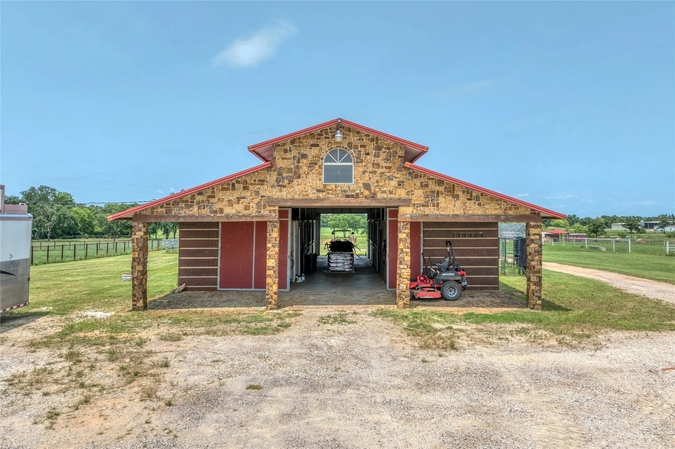 Single Family Residence For Rent in Grayson County , 34673 US Highway 82, Whitesboro, Texas 76273, 3 Bedroom, 4 Bathroom, 1 Garage spaces, 5,819 Sqft, built in 2000, mls#21348851, Real Estate Agent in Whitesboro, Homes For Rent in Grayson county, Homes For Rent in Whitesboro, Realtor in Whitesboro Texas, Real Estate Brokerage Independent Realty Texas, Luminita Cordes Realtor