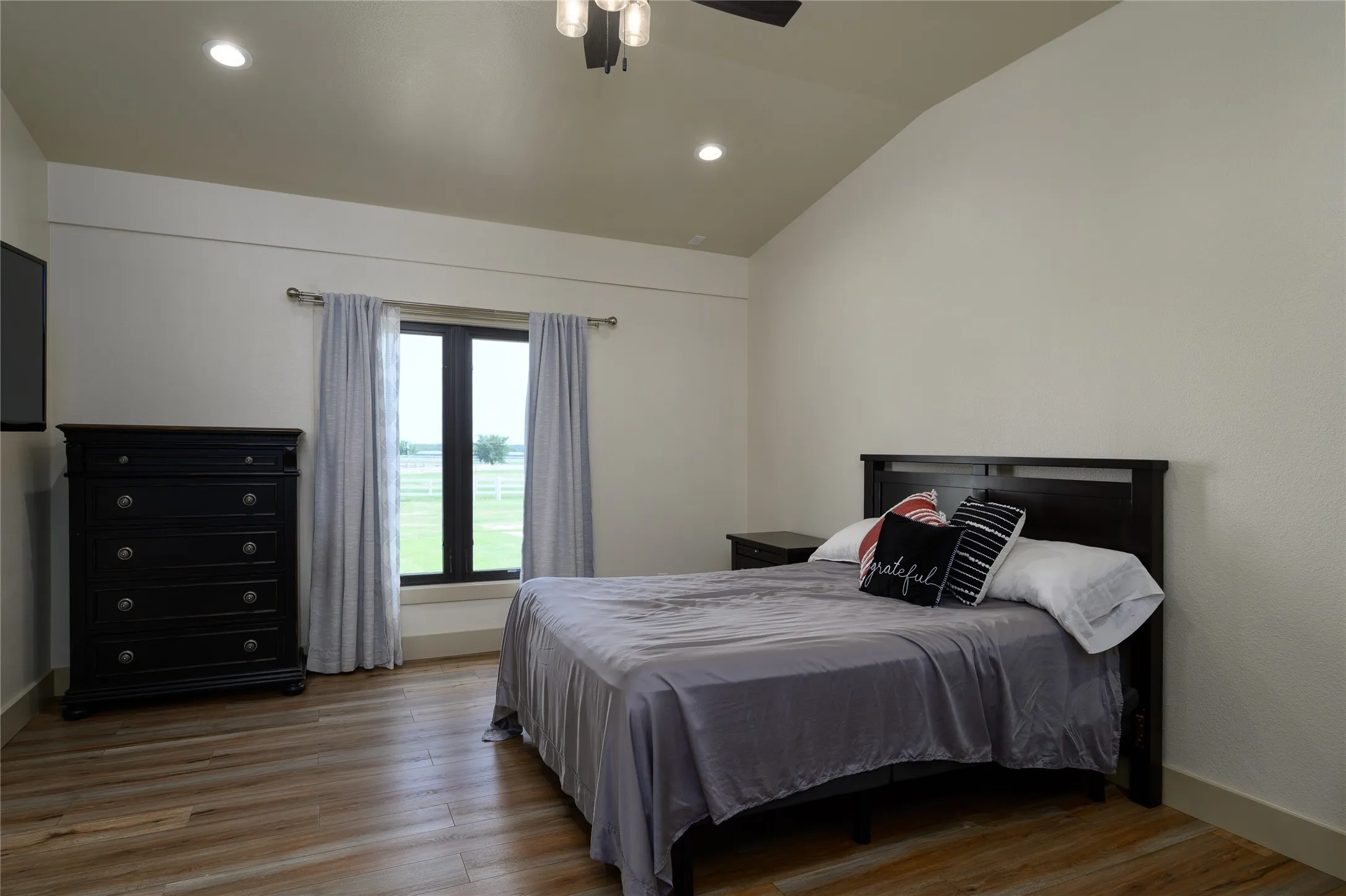Single Family Residence For Rent in Grayson County , 34673 US Highway 82, Whitesboro, Texas 76273, 3 Bedroom, 4 Bathroom, 1 Garage spaces, 5,819 Sqft, built in 2000, mls#21348851, Real Estate Agent in Whitesboro, Homes For Rent in Grayson county, Homes For Rent in Whitesboro, Realtor in Whitesboro Texas, Real Estate Brokerage Independent Realty Texas, Luminita Cordes Realtor