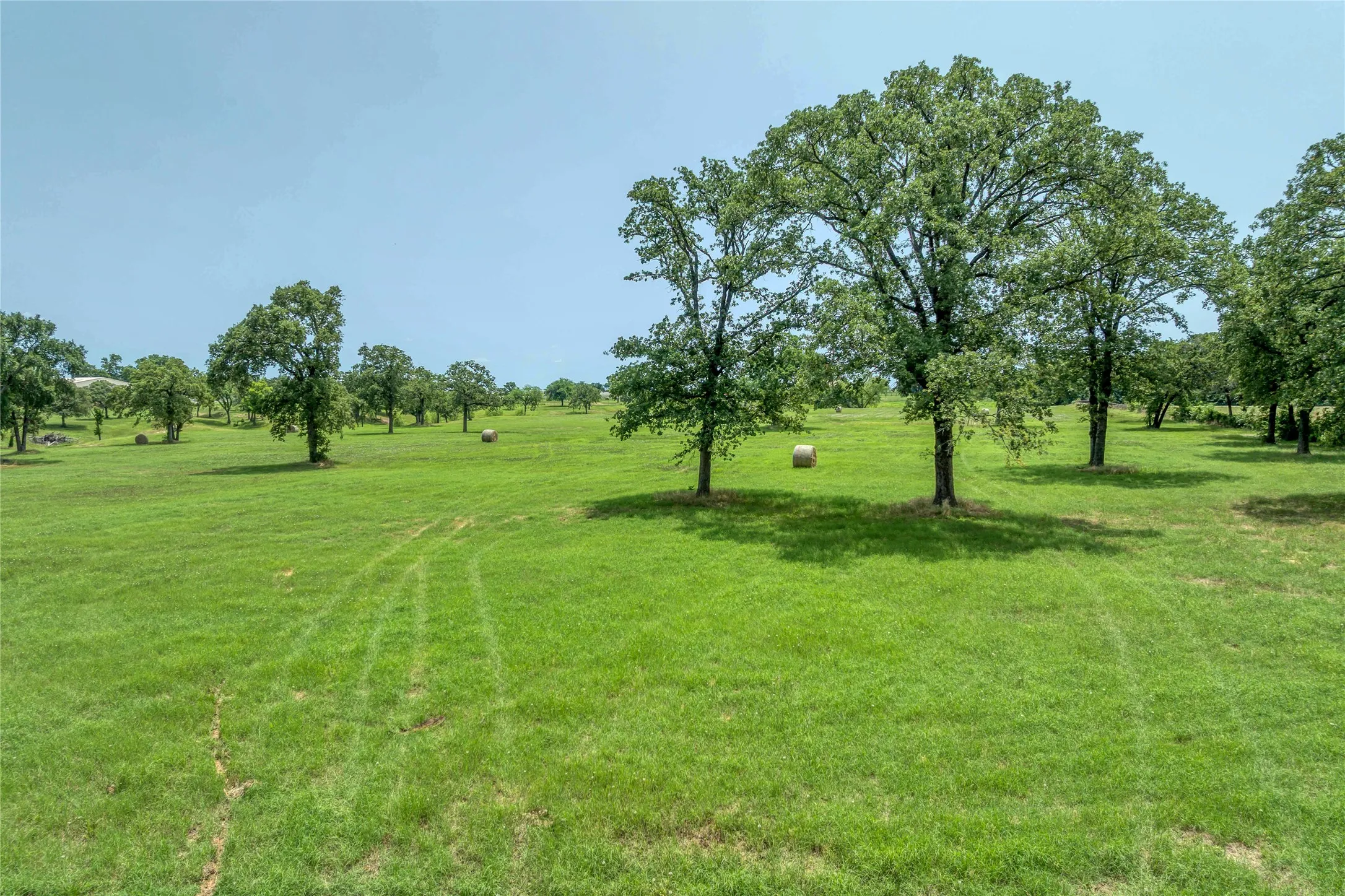 Single Family Residence For Rent in Grayson County , 34673 US Highway 82, Whitesboro, Texas 76273, 3 Bedroom, 4 Bathroom, 1 Garage spaces, 5,819 Sqft, built in 2000, mls#21348851, Real Estate Agent in Whitesboro, Homes For Rent in Grayson county, Homes For Rent in Whitesboro, Realtor in Whitesboro Texas, Real Estate Brokerage Independent Realty Texas, Luminita Cordes Realtor
