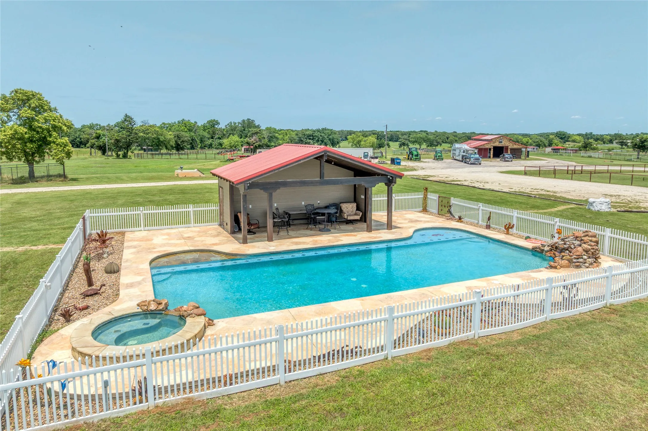 Single Family Residence For Rent in Grayson County , 34673 US Highway 82, Whitesboro, Texas 76273, 3 Bedroom, 4 Bathroom, 1 Garage spaces, 5,819 Sqft, built in 2000, mls#21348851, Real Estate Agent in Whitesboro, Homes For Rent in Grayson county, Homes For Rent in Whitesboro, Realtor in Whitesboro Texas, Real Estate Brokerage Independent Realty Texas, Luminita Cordes Realtor