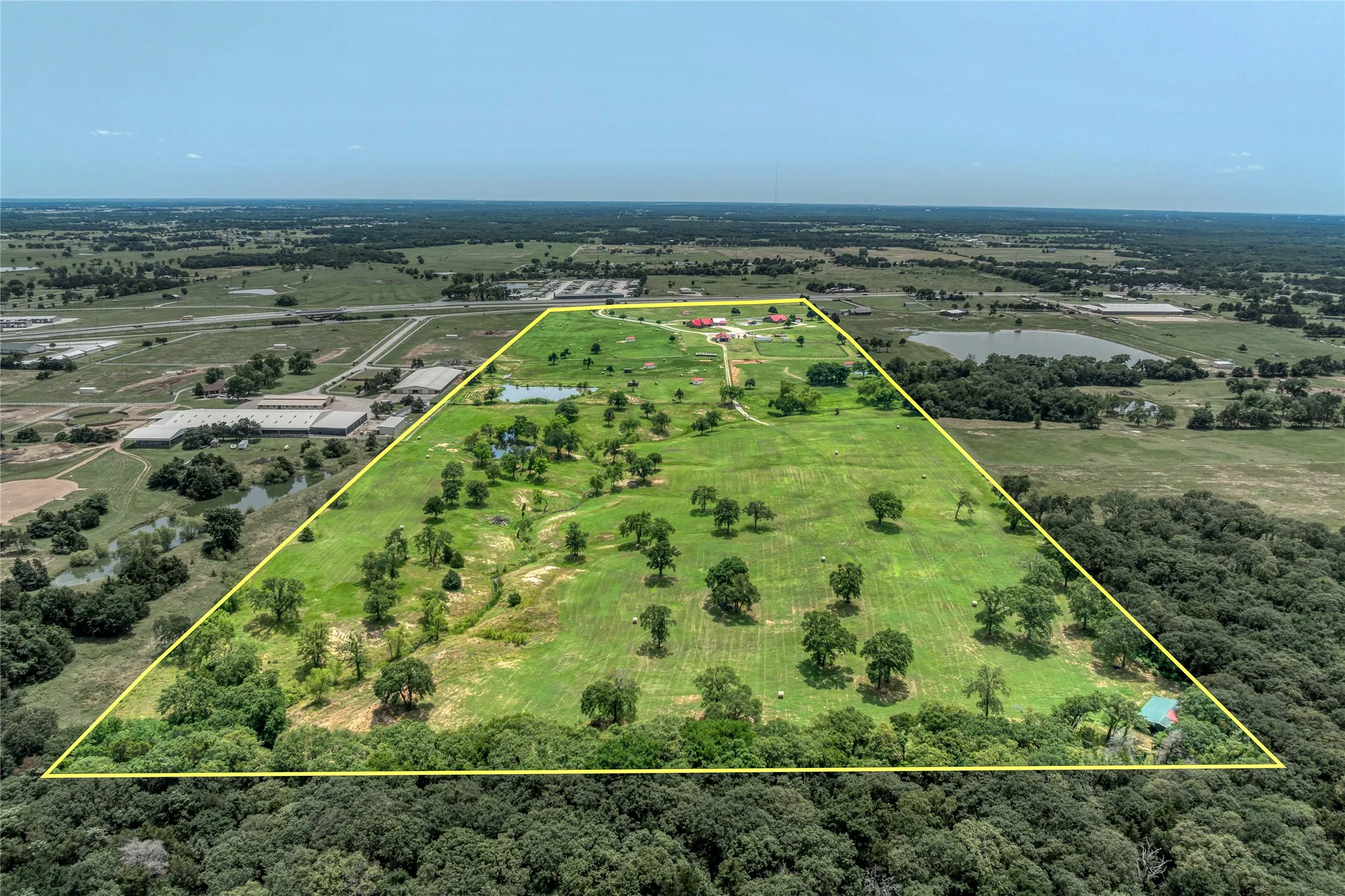 Single Family Residence For Rent in Grayson County , 34673 US Highway 82, Whitesboro, Texas 76273, 3 Bedroom, 4 Bathroom, 1 Garage spaces, 5,819 Sqft, built in 2000, mls#21348851, Real Estate Agent in Whitesboro, Homes For Rent in Grayson county, Homes For Rent in Whitesboro, Realtor in Whitesboro Texas, Real Estate Brokerage Independent Realty Texas, Luminita Cordes Realtor