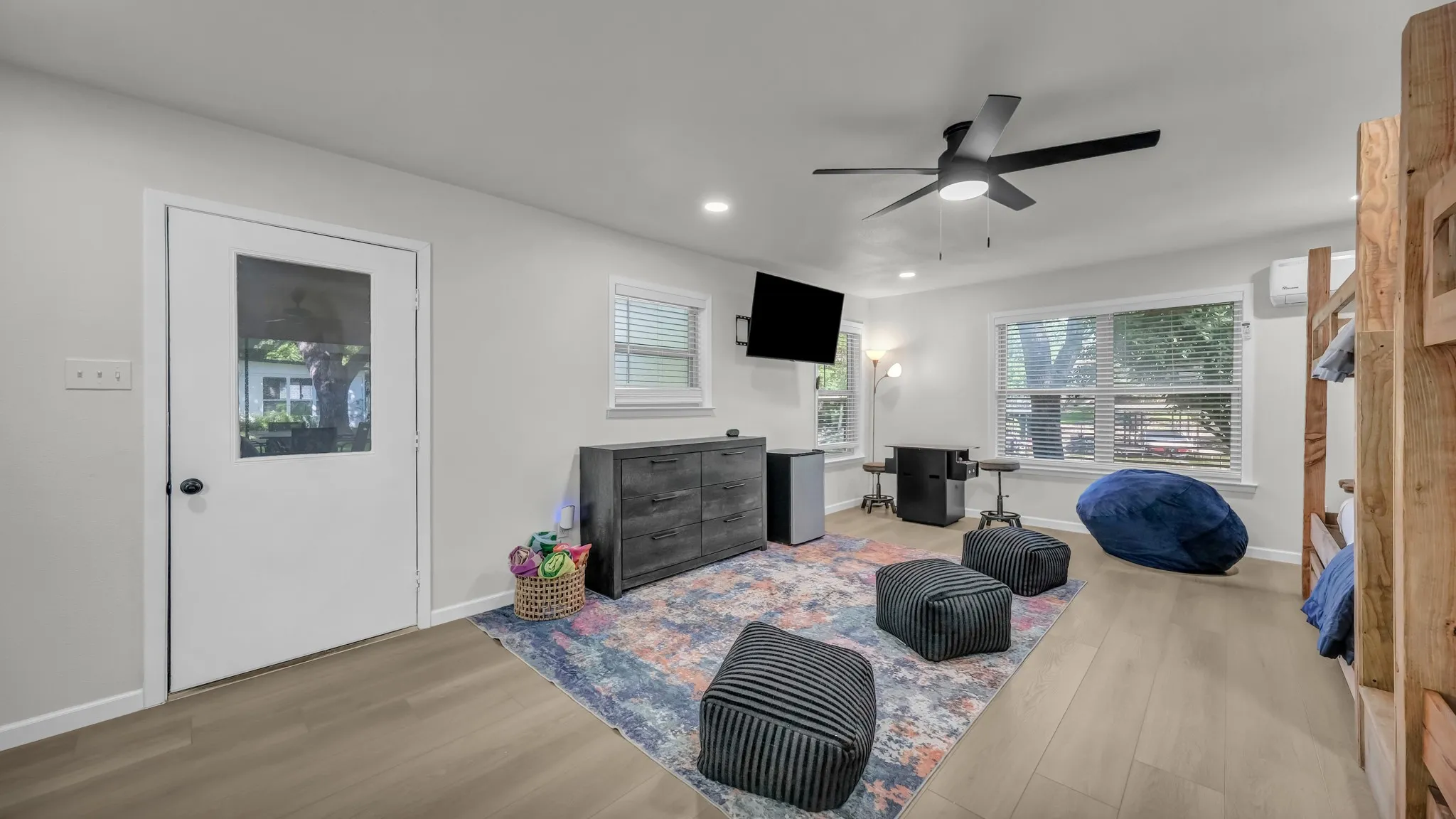 Bunk Room with beach towels provided. Dresser ready to spread out and stay a while