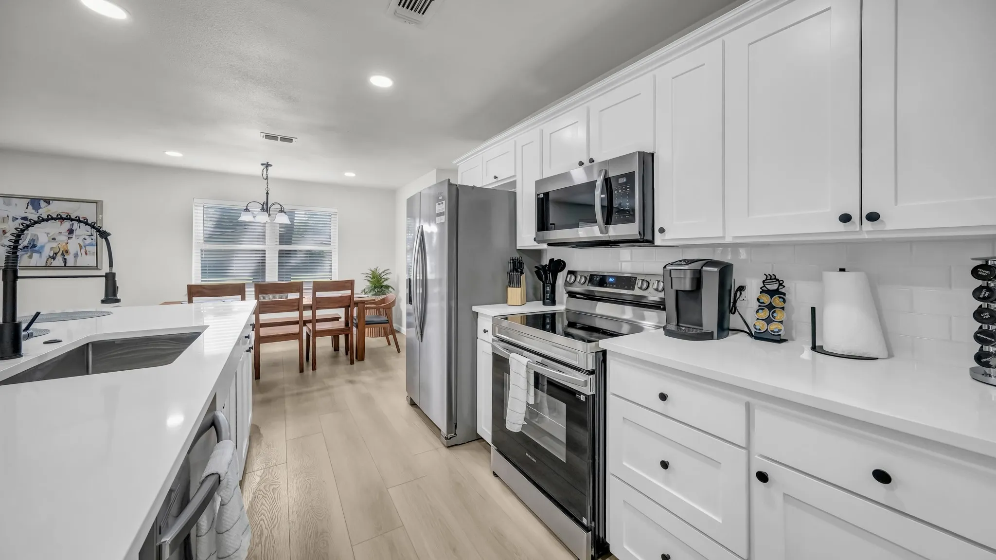 Knife set, cooking utensils, spices, baking sheets, crock pot, toaster and more...all ready for you! Starter kcups, ground coffee, creamer and filters are provided. Also, dish soap, dishwasher tabs and soap... little things that matter :)