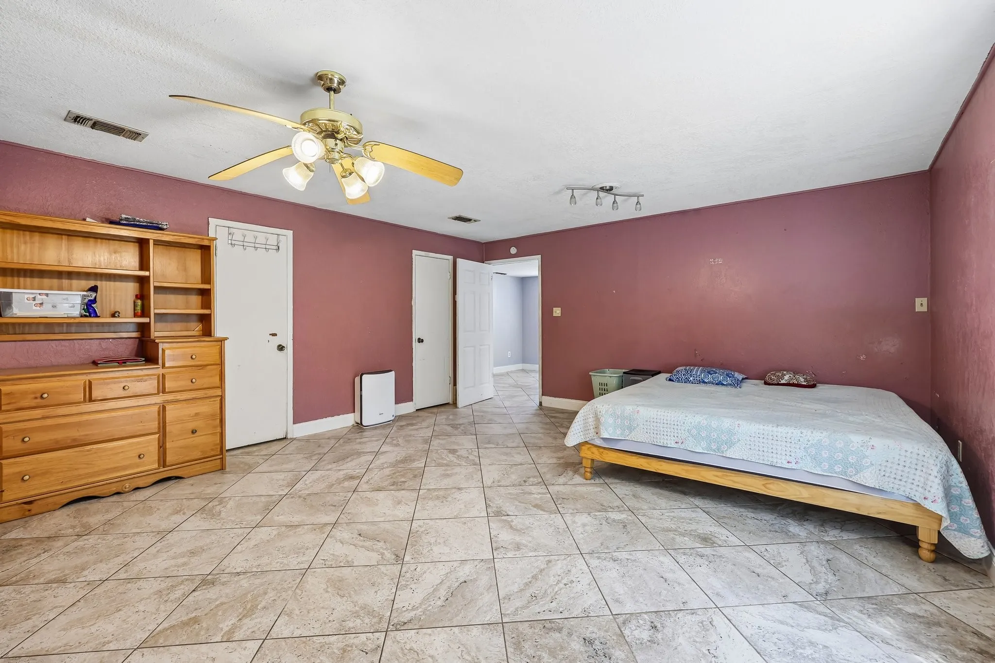 Single Family Residence For Sale in Johnson County , 2450 S Burleson Boulevard, Burleson, Texas 76028, 5 Bedroom, 3 Bathroom, 8 Garage spaces, 2,976 Sqft, built in 1940, mls#21349334, Real Estate Agent in Burleson, Homes For Sale in Johnson county, Homes For Sale in Burleson, Realtor in Burleson Texas, Real Estate Brokerage Independent Realty Texas, Luminita Cordes Realtor
