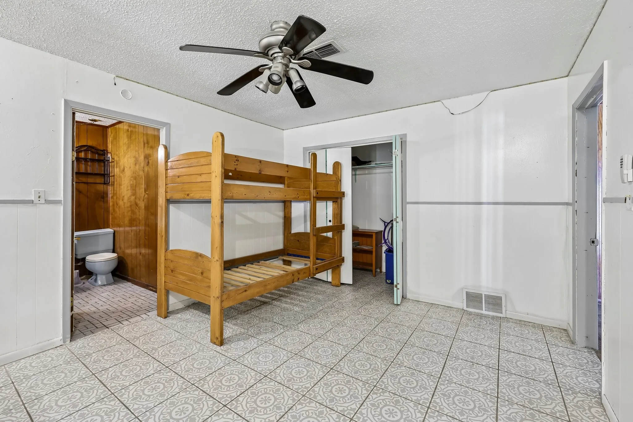 Single Family Residence For Sale in Johnson County , 2450 S Burleson Boulevard, Burleson, Texas 76028, 5 Bedroom, 3 Bathroom, 8 Garage spaces, 2,976 Sqft, built in 1940, mls#21349334, Real Estate Agent in Burleson, Homes For Sale in Johnson county, Homes For Sale in Burleson, Realtor in Burleson Texas, Real Estate Brokerage Independent Realty Texas, Luminita Cordes Realtor