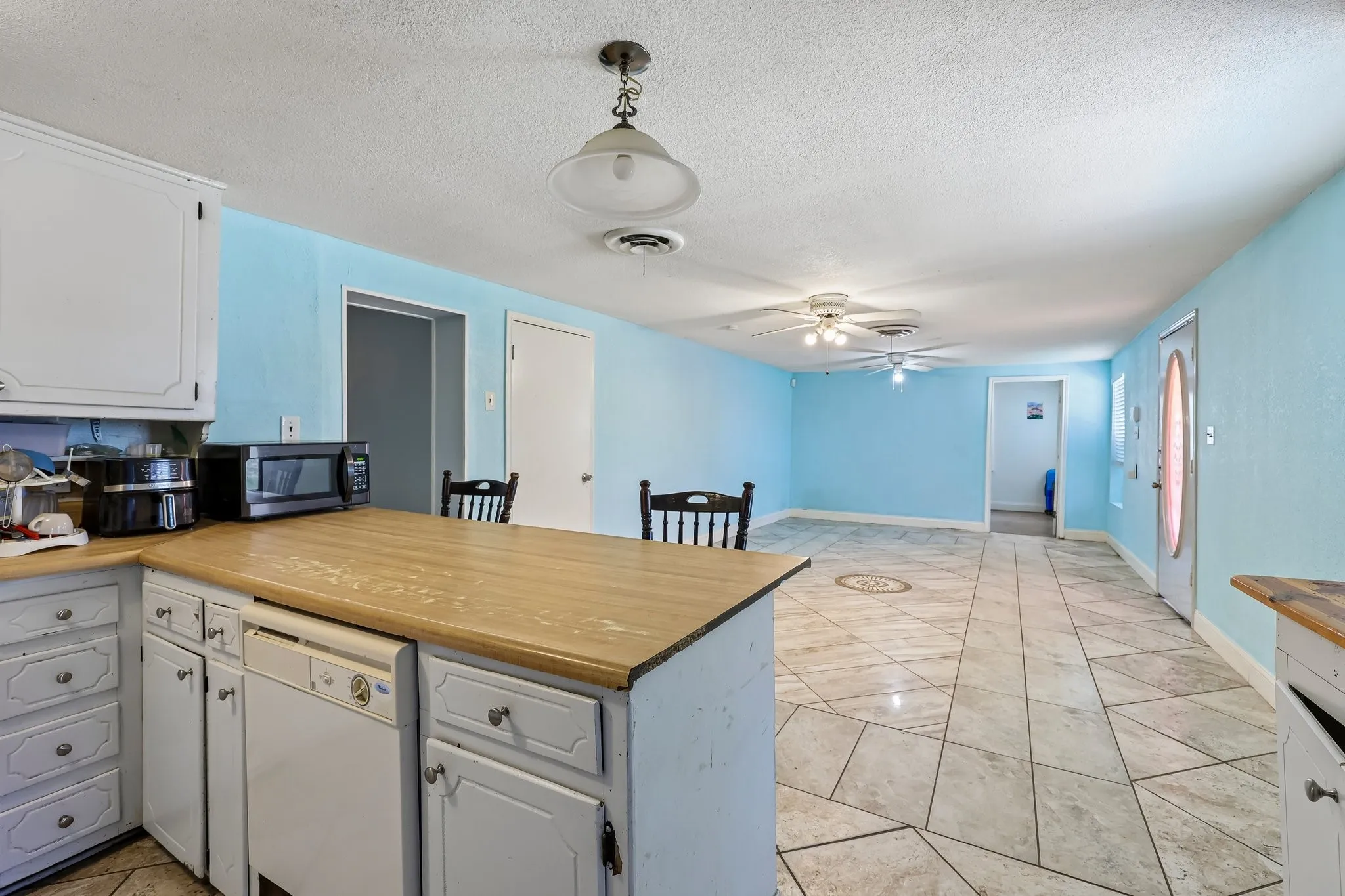 Single Family Residence For Sale in Johnson County , 2450 S Burleson Boulevard, Burleson, Texas 76028, 5 Bedroom, 3 Bathroom, 8 Garage spaces, 2,976 Sqft, built in 1940, mls#21349334, Real Estate Agent in Burleson, Homes For Sale in Johnson county, Homes For Sale in Burleson, Realtor in Burleson Texas, Real Estate Brokerage Independent Realty Texas, Luminita Cordes Realtor