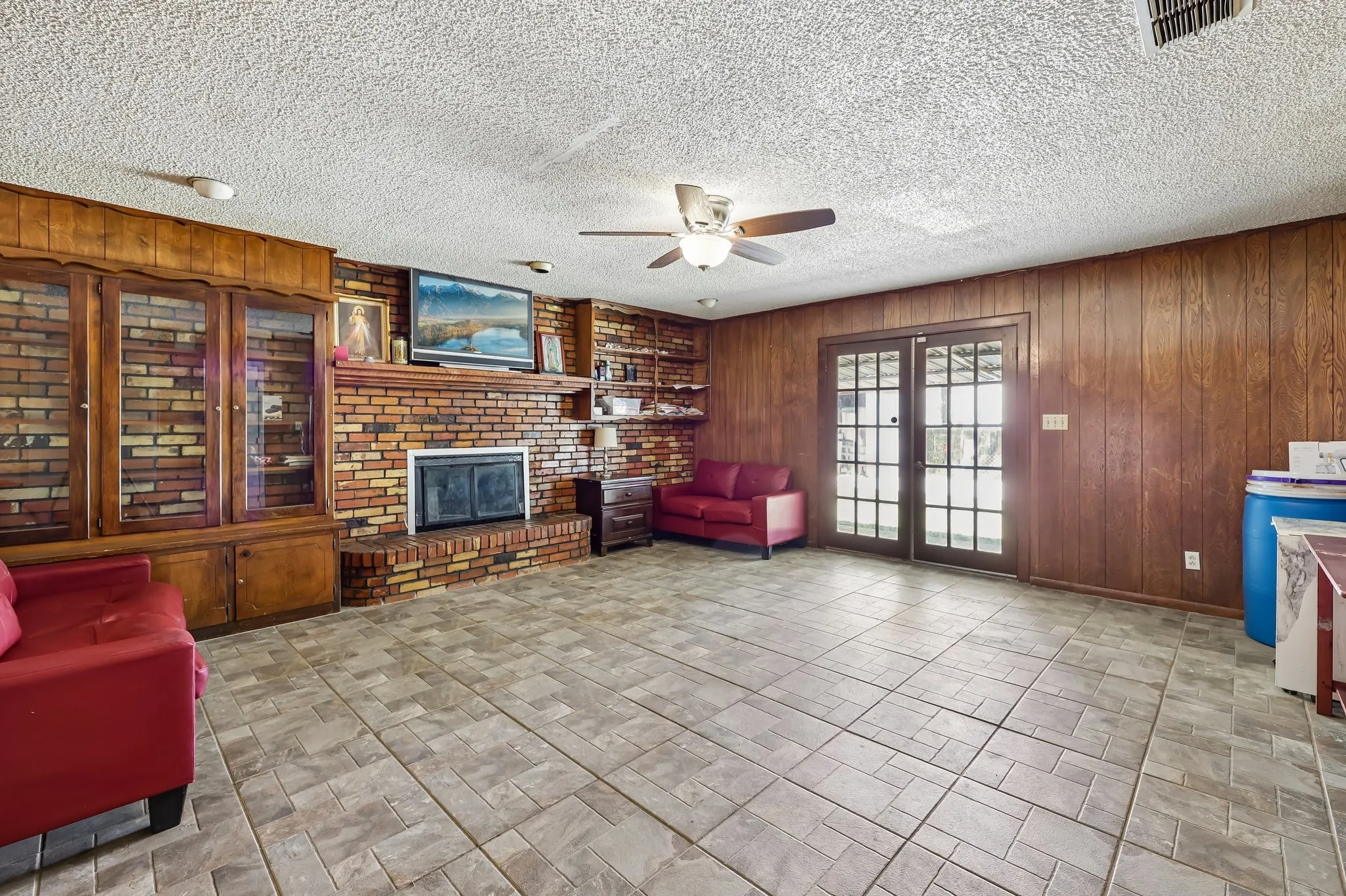 Single Family Residence For Sale in Johnson County , 2450 S Burleson Boulevard, Burleson, Texas 76028, 5 Bedroom, 3 Bathroom, 8 Garage spaces, 2,976 Sqft, built in 1940, mls#21349334, Real Estate Agent in Burleson, Homes For Sale in Johnson county, Homes For Sale in Burleson, Realtor in Burleson Texas, Real Estate Brokerage Independent Realty Texas, Luminita Cordes Realtor