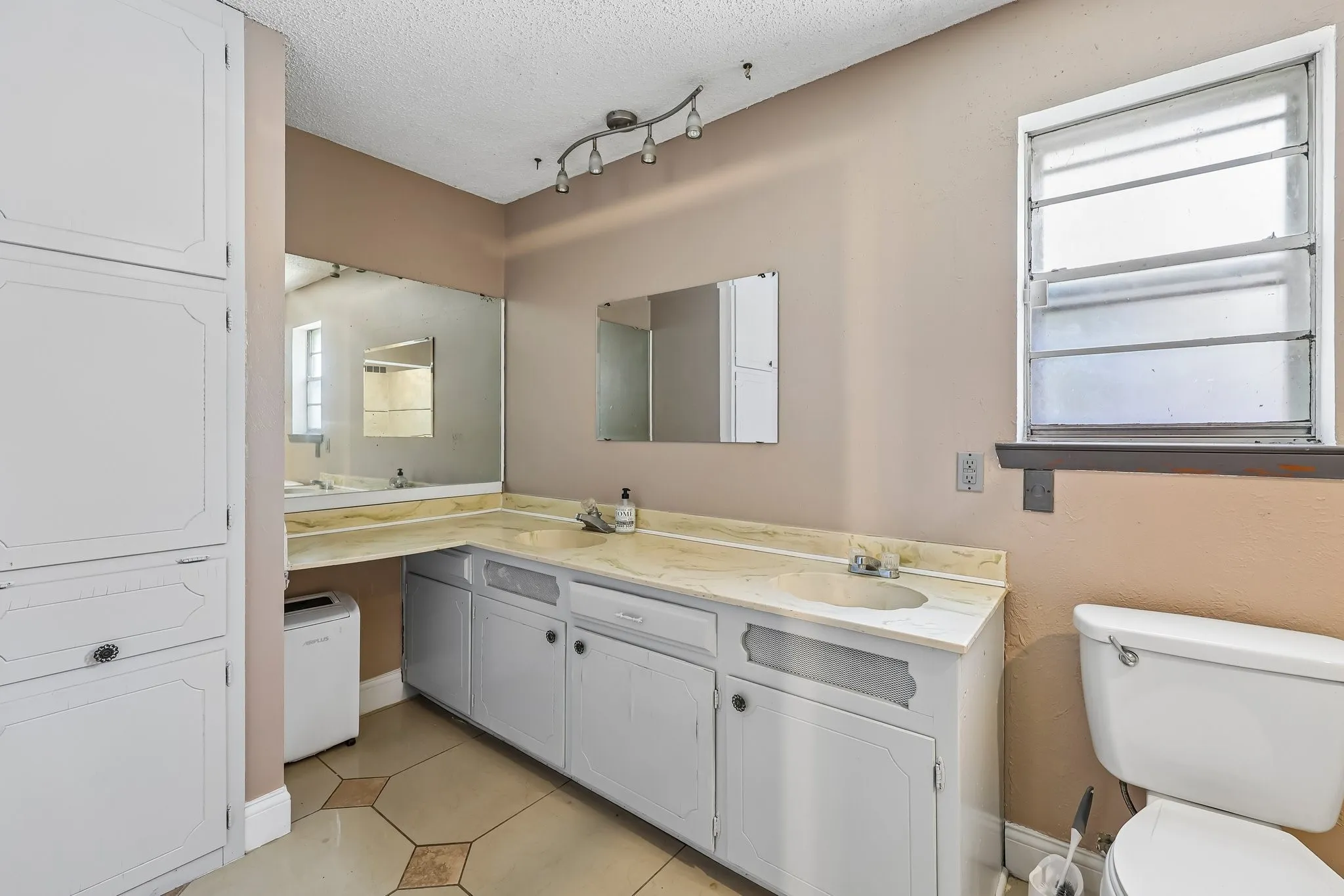 Single Family Residence For Sale in Johnson County , 2450 S Burleson Boulevard, Burleson, Texas 76028, 5 Bedroom, 3 Bathroom, 8 Garage spaces, 2,976 Sqft, built in 1940, mls#21349334, Real Estate Agent in Burleson, Homes For Sale in Johnson county, Homes For Sale in Burleson, Realtor in Burleson Texas, Real Estate Brokerage Independent Realty Texas, Luminita Cordes Realtor