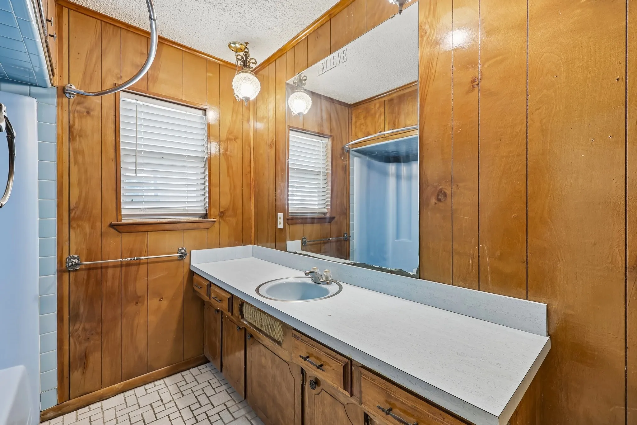 Single Family Residence For Sale in Johnson County , 2450 S Burleson Boulevard, Burleson, Texas 76028, 5 Bedroom, 3 Bathroom, 8 Garage spaces, 2,976 Sqft, built in 1940, mls#21349334, Real Estate Agent in Burleson, Homes For Sale in Johnson county, Homes For Sale in Burleson, Realtor in Burleson Texas, Real Estate Brokerage Independent Realty Texas, Luminita Cordes Realtor