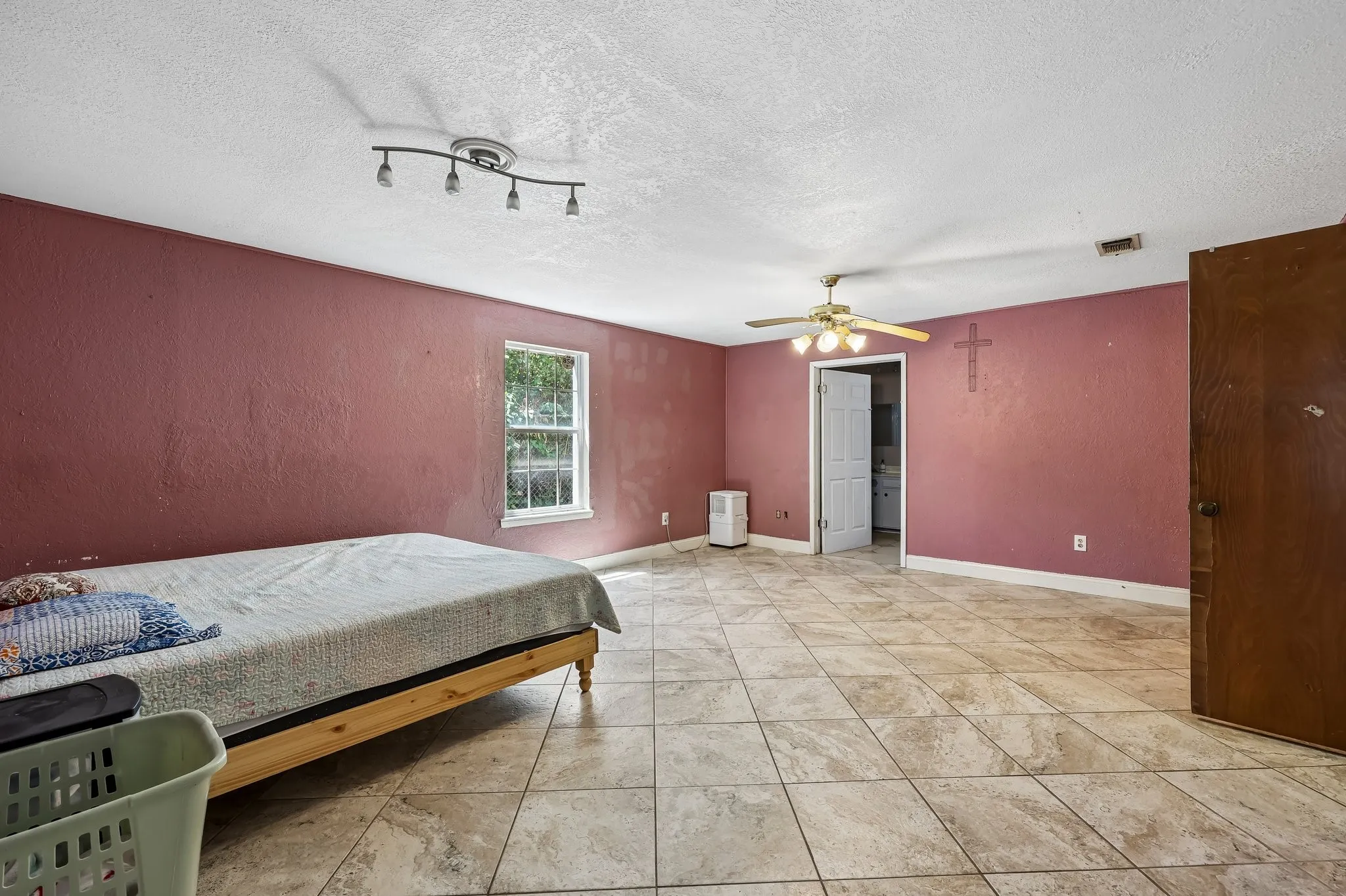 Single Family Residence For Sale in Johnson County , 2450 S Burleson Boulevard, Burleson, Texas 76028, 5 Bedroom, 3 Bathroom, 8 Garage spaces, 2,976 Sqft, built in 1940, mls#21349334, Real Estate Agent in Burleson, Homes For Sale in Johnson county, Homes For Sale in Burleson, Realtor in Burleson Texas, Real Estate Brokerage Independent Realty Texas, Luminita Cordes Realtor