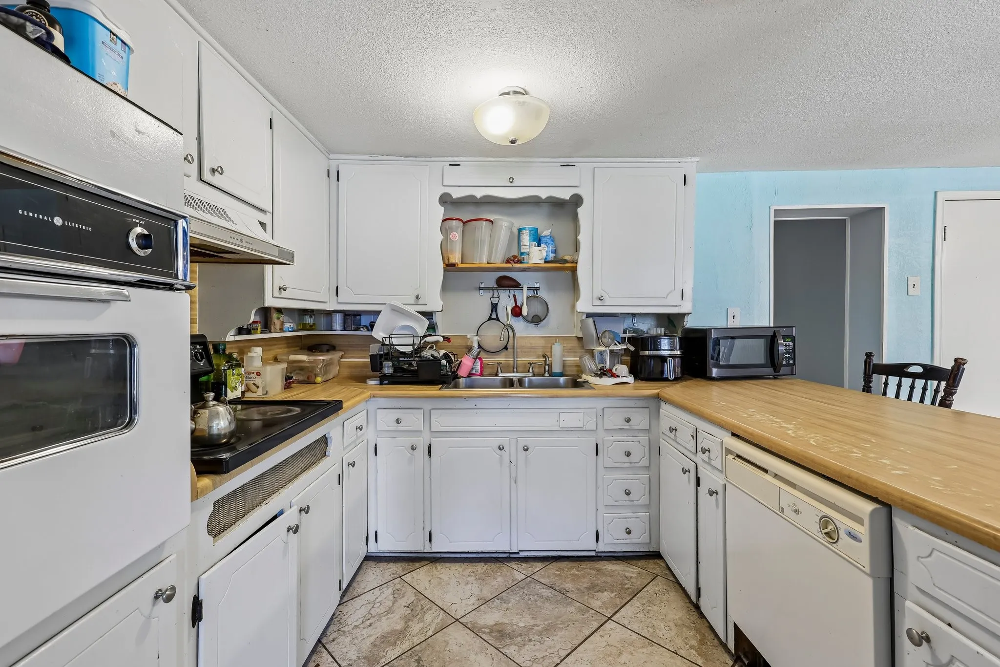 Single Family Residence For Sale in Johnson County , 2450 S Burleson Boulevard, Burleson, Texas 76028, 5 Bedroom, 3 Bathroom, 8 Garage spaces, 2,976 Sqft, built in 1940, mls#21349334, Real Estate Agent in Burleson, Homes For Sale in Johnson county, Homes For Sale in Burleson, Realtor in Burleson Texas, Real Estate Brokerage Independent Realty Texas, Luminita Cordes Realtor