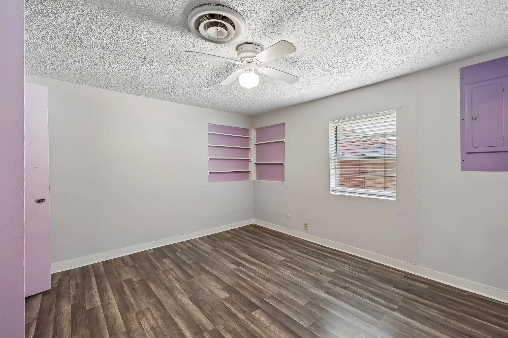 Single Family Residence For Sale in Johnson County , 2450 S Burleson Boulevard, Burleson, Texas 76028, 5 Bedroom, 3 Bathroom, 8 Garage spaces, 2,976 Sqft, built in 1940, mls#21349334, Real Estate Agent in Burleson, Homes For Sale in Johnson county, Homes For Sale in Burleson, Realtor in Burleson Texas, Real Estate Brokerage Independent Realty Texas, Luminita Cordes Realtor