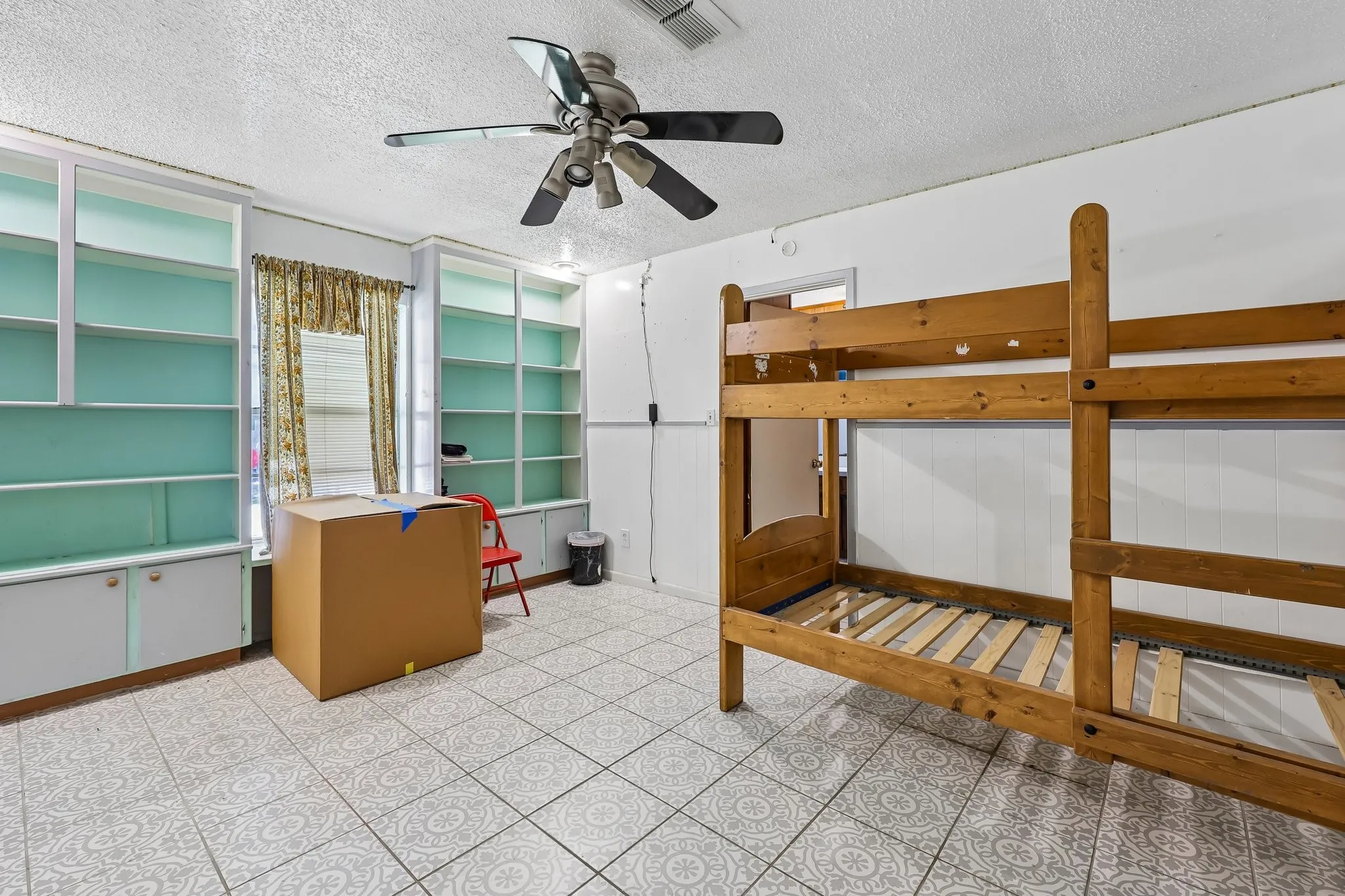 Single Family Residence For Sale in Johnson County , 2450 S Burleson Boulevard, Burleson, Texas 76028, 5 Bedroom, 3 Bathroom, 8 Garage spaces, 2,976 Sqft, built in 1940, mls#21349334, Real Estate Agent in Burleson, Homes For Sale in Johnson county, Homes For Sale in Burleson, Realtor in Burleson Texas, Real Estate Brokerage Independent Realty Texas, Luminita Cordes Realtor