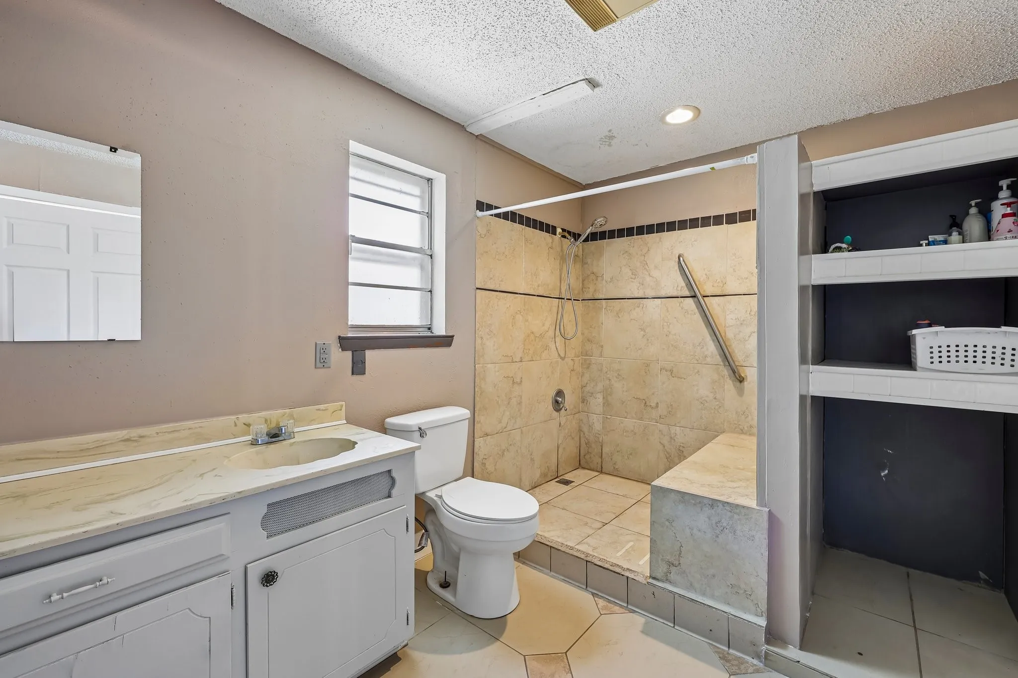 Single Family Residence For Sale in Johnson County , 2450 S Burleson Boulevard, Burleson, Texas 76028, 5 Bedroom, 3 Bathroom, 8 Garage spaces, 2,976 Sqft, built in 1940, mls#21349334, Real Estate Agent in Burleson, Homes For Sale in Johnson county, Homes For Sale in Burleson, Realtor in Burleson Texas, Real Estate Brokerage Independent Realty Texas, Luminita Cordes Realtor
