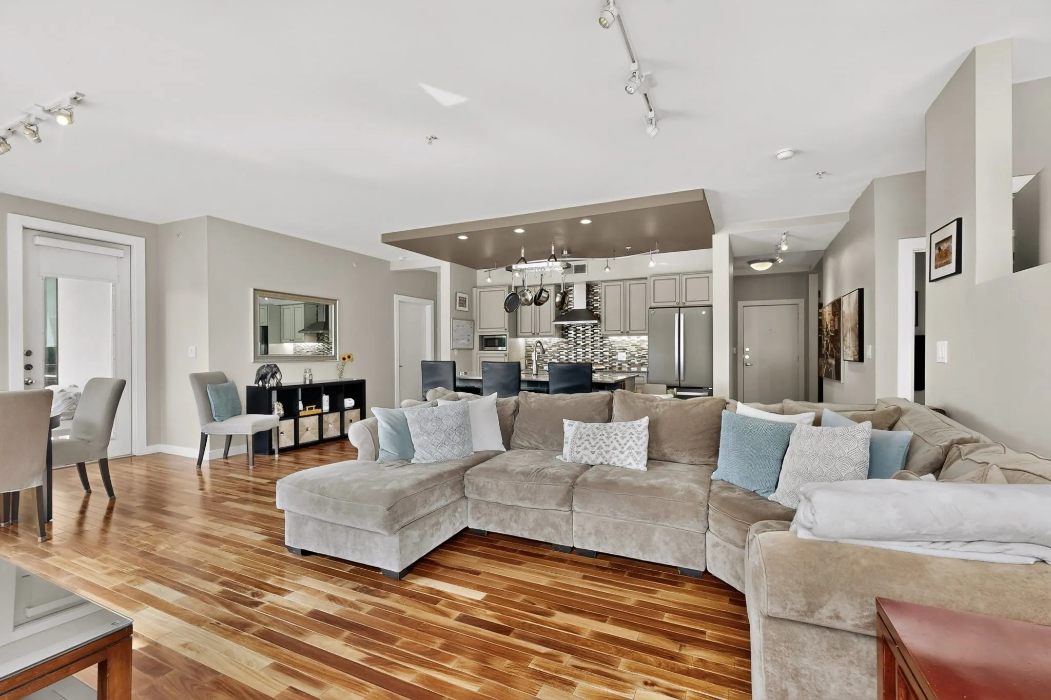 Condominium For Sale in Dallas County , 4040 N Hall Street 201, Dallas, Texas 75219, 2 Bedroom, 2 Bathroom, 2 Garage spaces, 1,702 Sqft, built in 2006, mls#21345684, Real Estate Agent in Dallas, Homes For Sale in Dallas county, Homes For Sale in Dallas, Realtor in Dallas Texas, Real Estate Brokerage Independent Realty Texas, Luminita Cordes Realtor