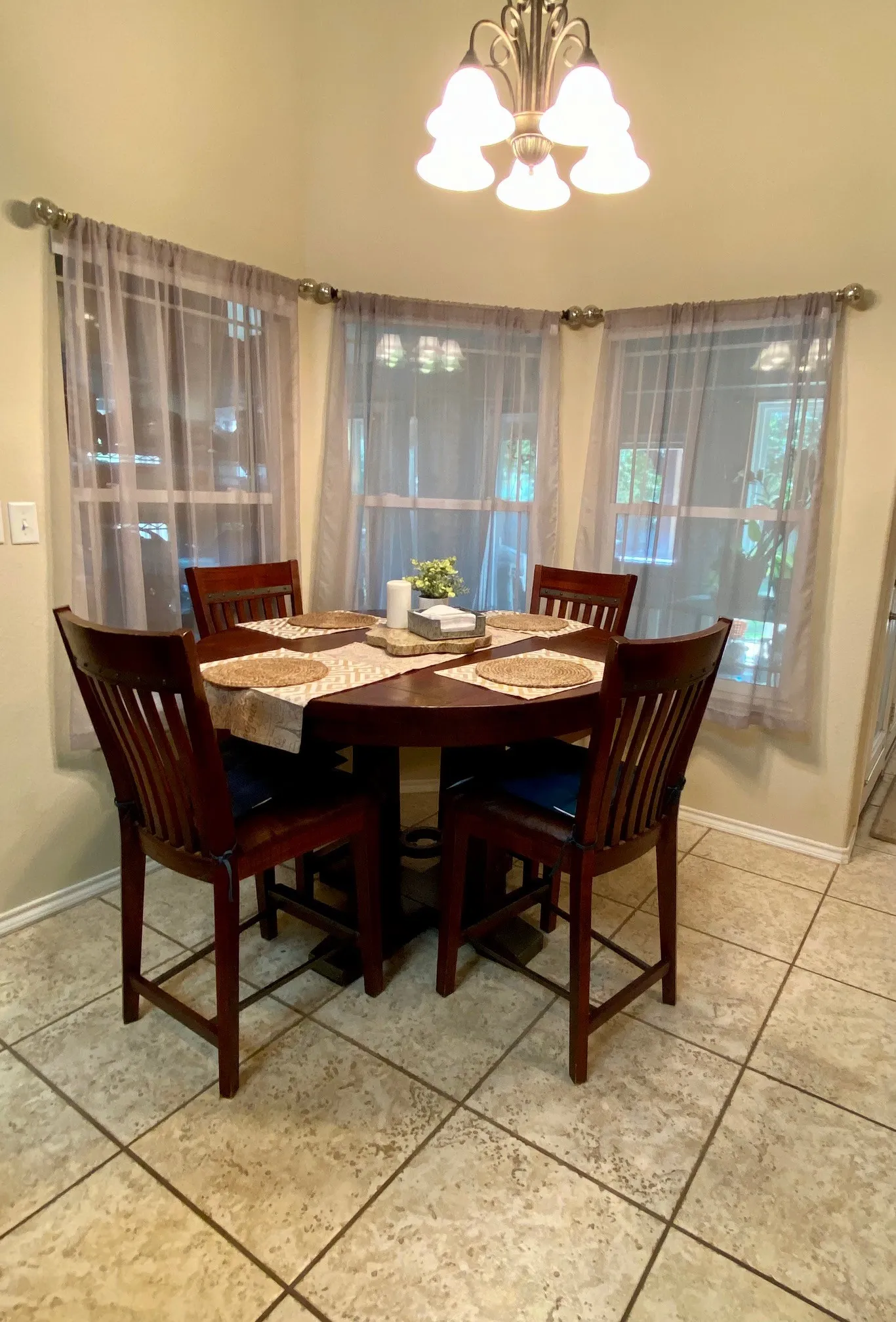 Breakfast Area between Kitchen and Family Room