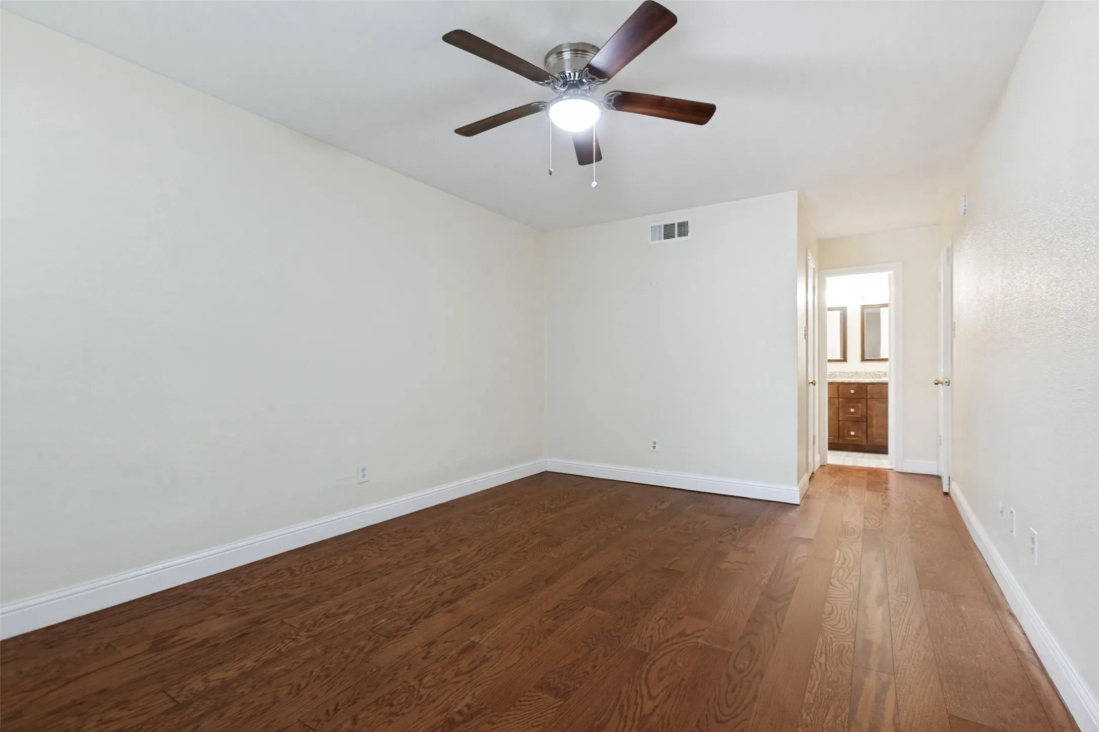 Townhouse For Sale in Dallas County , 13719 Flagstone Lane, Dallas, Texas 75240, 2 Bedroom, 2 Bathroom, Garage spaces, 1,208 Sqft, built in 1970, mls#21350133, Real Estate Agent in Dallas, Homes For Sale in Dallas county, Homes For Sale in Dallas, Realtor in Dallas Texas, Real Estate Brokerage Independent Realty Texas, Luminita Cordes Realtor