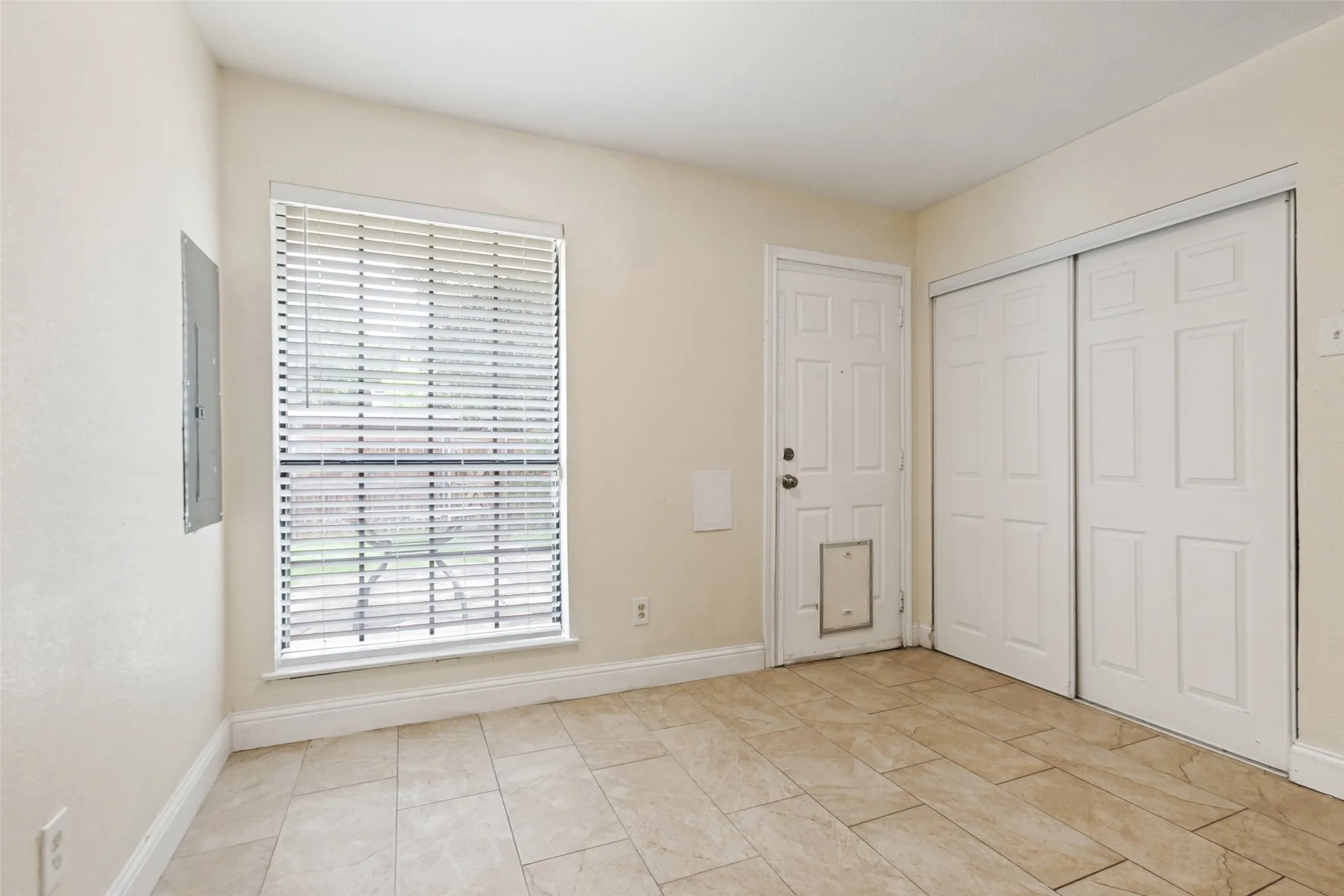 Townhouse For Sale in Dallas County , 13719 Flagstone Lane, Dallas, Texas 75240, 2 Bedroom, 2 Bathroom, Garage spaces, 1,208 Sqft, built in 1970, mls#21350133, Real Estate Agent in Dallas, Homes For Sale in Dallas county, Homes For Sale in Dallas, Realtor in Dallas Texas, Real Estate Brokerage Independent Realty Texas, Luminita Cordes Realtor