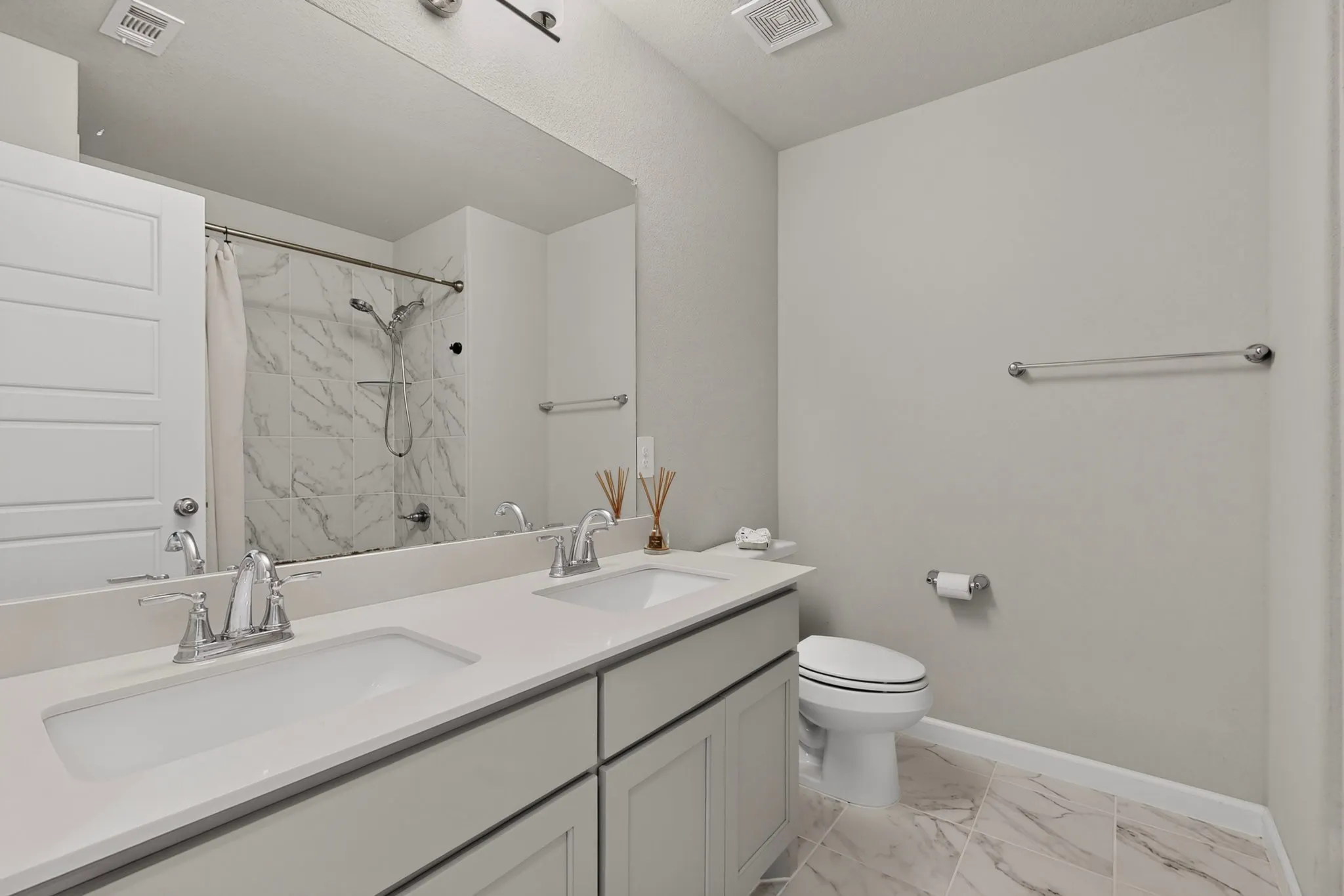 Single Family Residence For Sale in Ellis County , 136 Camp Fire Drive, Waxahachie, Texas 75165, 4 Bedroom, 3 Bathroom, 2 Garage spaces, 2,367 Sqft, built in 2021, mls#21350173, Real Estate Agent in Waxahachie, Homes For Sale in Ellis county, Homes For Sale in Waxahachie, Realtor in Waxahachie Texas, Real Estate Brokerage Independent Realty Texas, Luminita Cordes Realtor