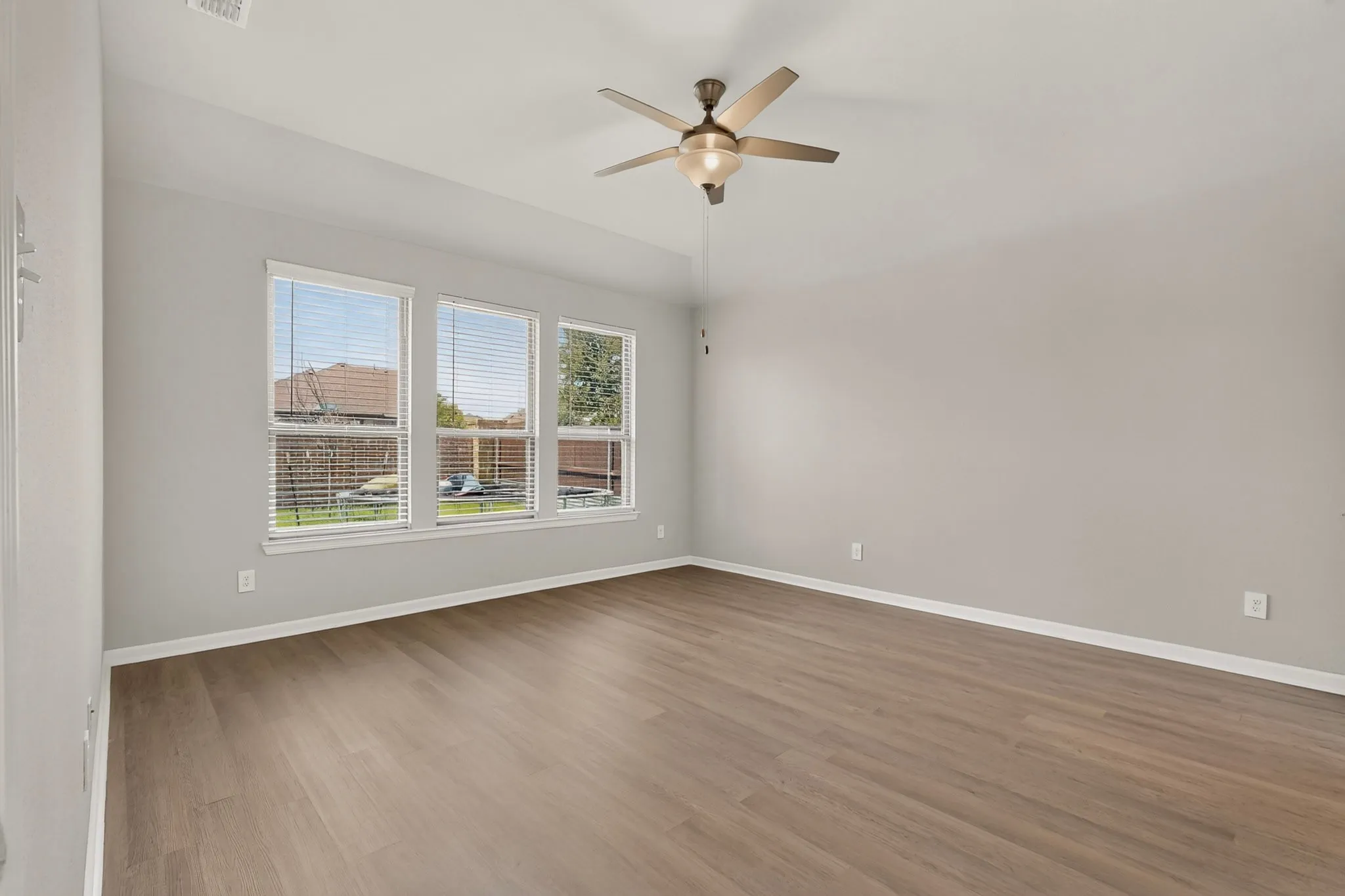 Single Family Residence For Sale in Ellis County , 136 Camp Fire Drive, Waxahachie, Texas 75165, 4 Bedroom, 3 Bathroom, 2 Garage spaces, 2,367 Sqft, built in 2021, mls#21350173, Real Estate Agent in Waxahachie, Homes For Sale in Ellis county, Homes For Sale in Waxahachie, Realtor in Waxahachie Texas, Real Estate Brokerage Independent Realty Texas, Luminita Cordes Realtor