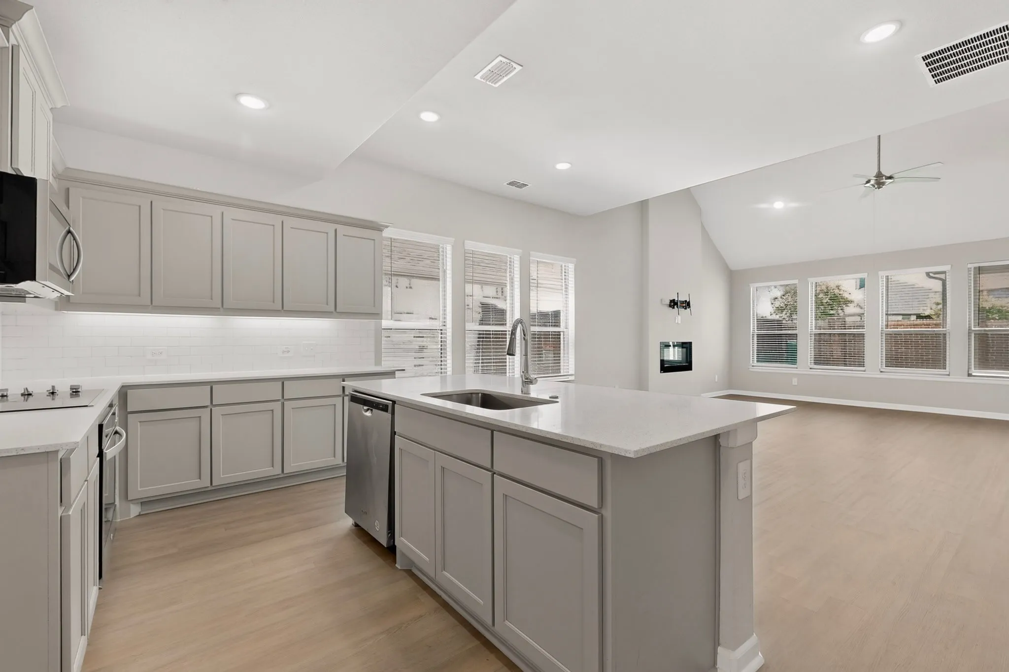 Single Family Residence For Sale in Ellis County , 136 Camp Fire Drive, Waxahachie, Texas 75165, 4 Bedroom, 3 Bathroom, 2 Garage spaces, 2,367 Sqft, built in 2021, mls#21350173, Real Estate Agent in Waxahachie, Homes For Sale in Ellis county, Homes For Sale in Waxahachie, Realtor in Waxahachie Texas, Real Estate Brokerage Independent Realty Texas, Luminita Cordes Realtor