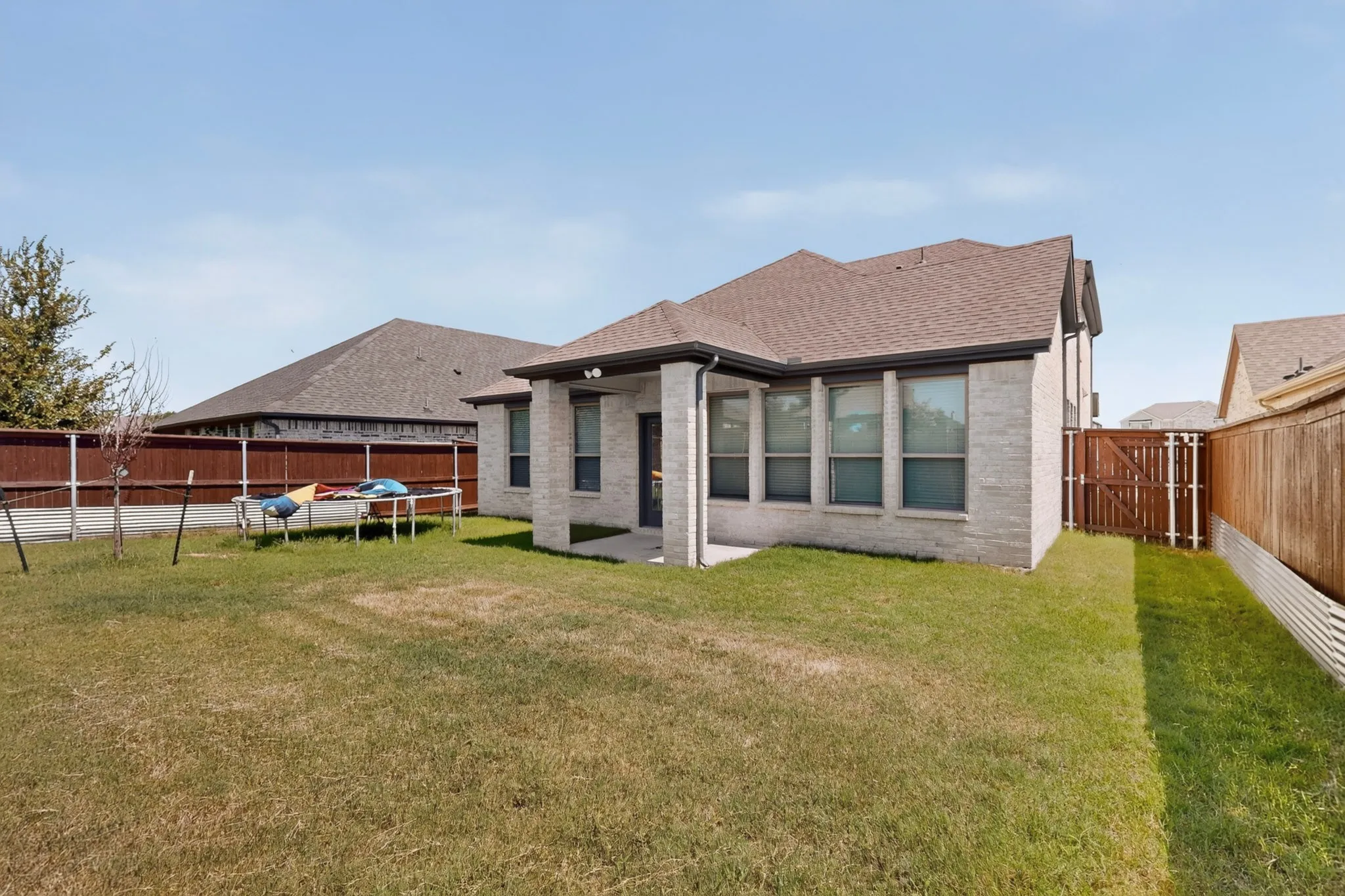 Single Family Residence For Sale in Ellis County , 136 Camp Fire Drive, Waxahachie, Texas 75165, 4 Bedroom, 3 Bathroom, 2 Garage spaces, 2,367 Sqft, built in 2021, mls#21350173, Real Estate Agent in Waxahachie, Homes For Sale in Ellis county, Homes For Sale in Waxahachie, Realtor in Waxahachie Texas, Real Estate Brokerage Independent Realty Texas, Luminita Cordes Realtor