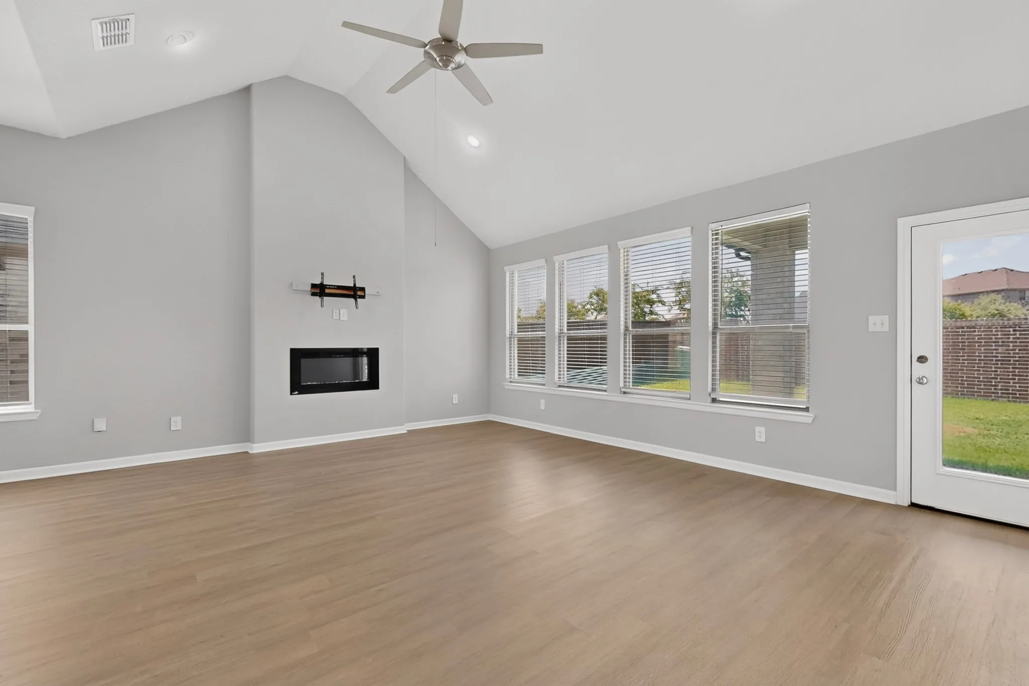 Single Family Residence For Sale in Ellis County , 136 Camp Fire Drive, Waxahachie, Texas 75165, 4 Bedroom, 3 Bathroom, 2 Garage spaces, 2,367 Sqft, built in 2021, mls#21350173, Real Estate Agent in Waxahachie, Homes For Sale in Ellis county, Homes For Sale in Waxahachie, Realtor in Waxahachie Texas, Real Estate Brokerage Independent Realty Texas, Luminita Cordes Realtor