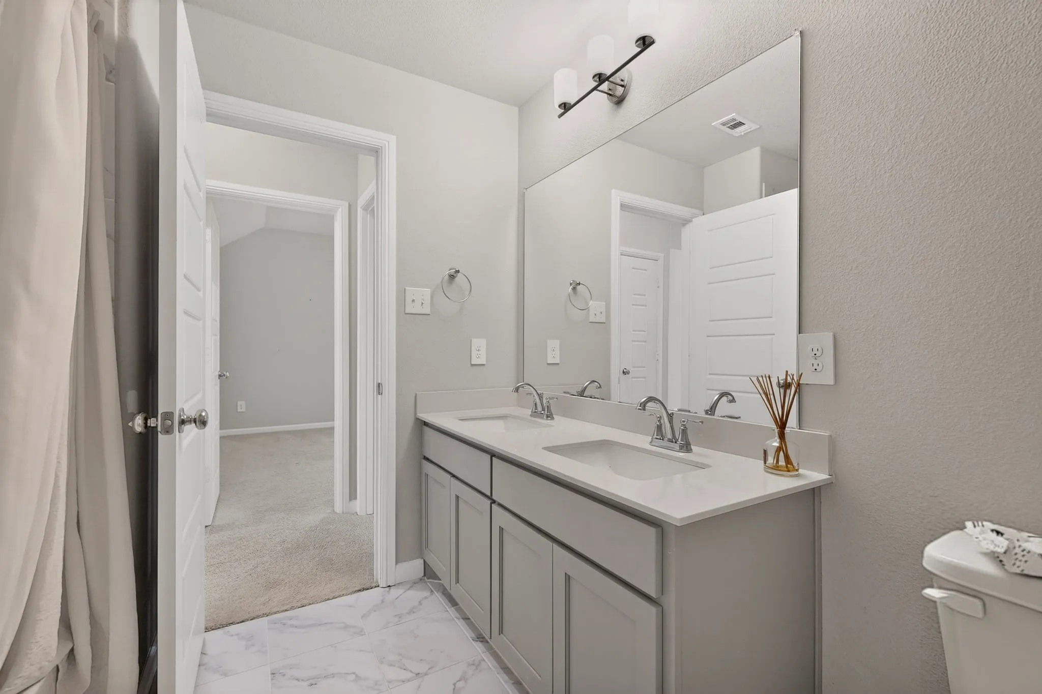 Single Family Residence For Sale in Ellis County , 136 Camp Fire Drive, Waxahachie, Texas 75165, 4 Bedroom, 3 Bathroom, 2 Garage spaces, 2,367 Sqft, built in 2021, mls#21350173, Real Estate Agent in Waxahachie, Homes For Sale in Ellis county, Homes For Sale in Waxahachie, Realtor in Waxahachie Texas, Real Estate Brokerage Independent Realty Texas, Luminita Cordes Realtor