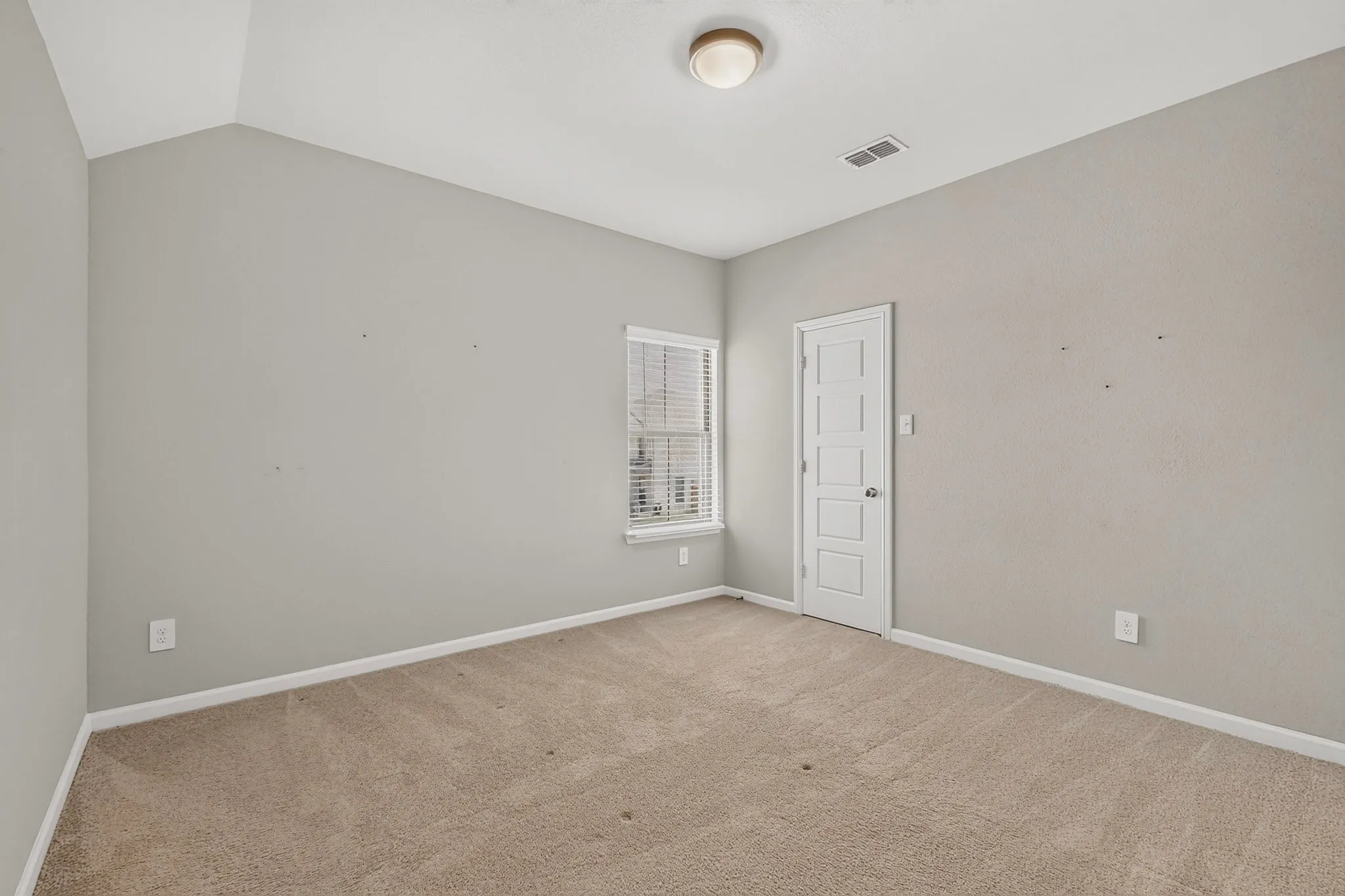 Single Family Residence For Sale in Ellis County , 136 Camp Fire Drive, Waxahachie, Texas 75165, 4 Bedroom, 3 Bathroom, 2 Garage spaces, 2,367 Sqft, built in 2021, mls#21350173, Real Estate Agent in Waxahachie, Homes For Sale in Ellis county, Homes For Sale in Waxahachie, Realtor in Waxahachie Texas, Real Estate Brokerage Independent Realty Texas, Luminita Cordes Realtor