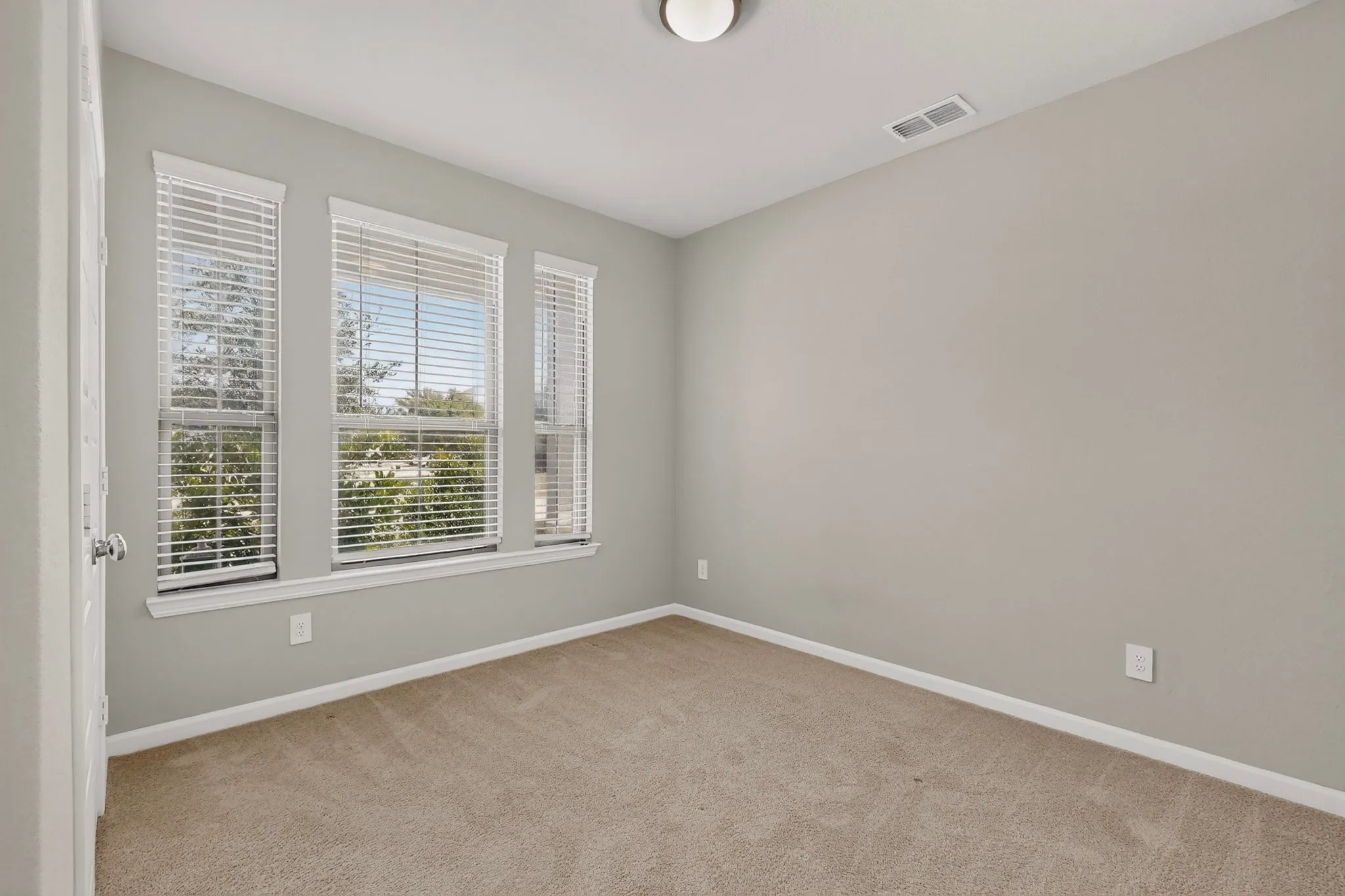 Single Family Residence For Sale in Ellis County , 136 Camp Fire Drive, Waxahachie, Texas 75165, 4 Bedroom, 3 Bathroom, 2 Garage spaces, 2,367 Sqft, built in 2021, mls#21350173, Real Estate Agent in Waxahachie, Homes For Sale in Ellis county, Homes For Sale in Waxahachie, Realtor in Waxahachie Texas, Real Estate Brokerage Independent Realty Texas, Luminita Cordes Realtor