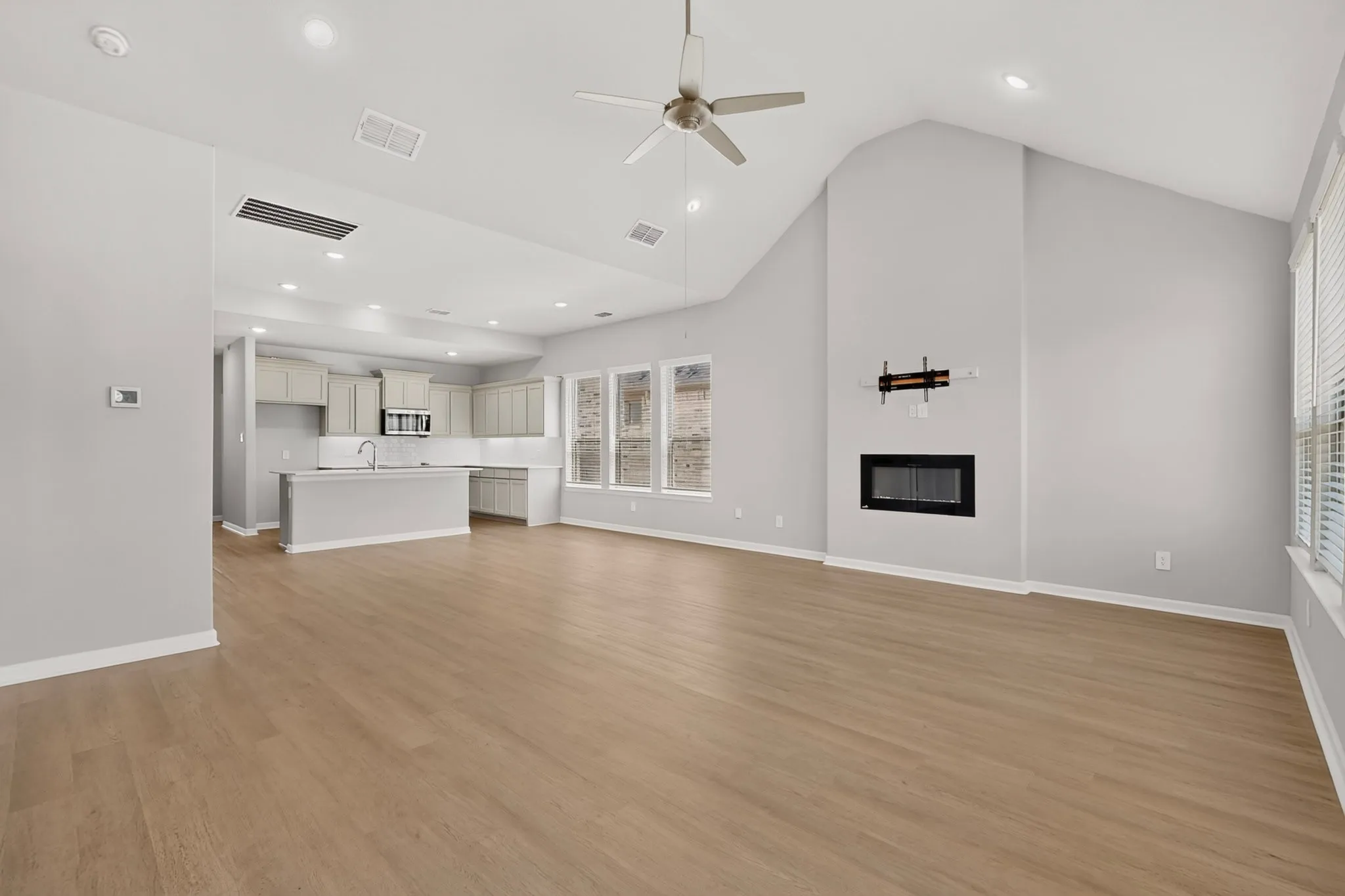 Single Family Residence For Sale in Ellis County , 136 Camp Fire Drive, Waxahachie, Texas 75165, 4 Bedroom, 3 Bathroom, 2 Garage spaces, 2,367 Sqft, built in 2021, mls#21350173, Real Estate Agent in Waxahachie, Homes For Sale in Ellis county, Homes For Sale in Waxahachie, Realtor in Waxahachie Texas, Real Estate Brokerage Independent Realty Texas, Luminita Cordes Realtor