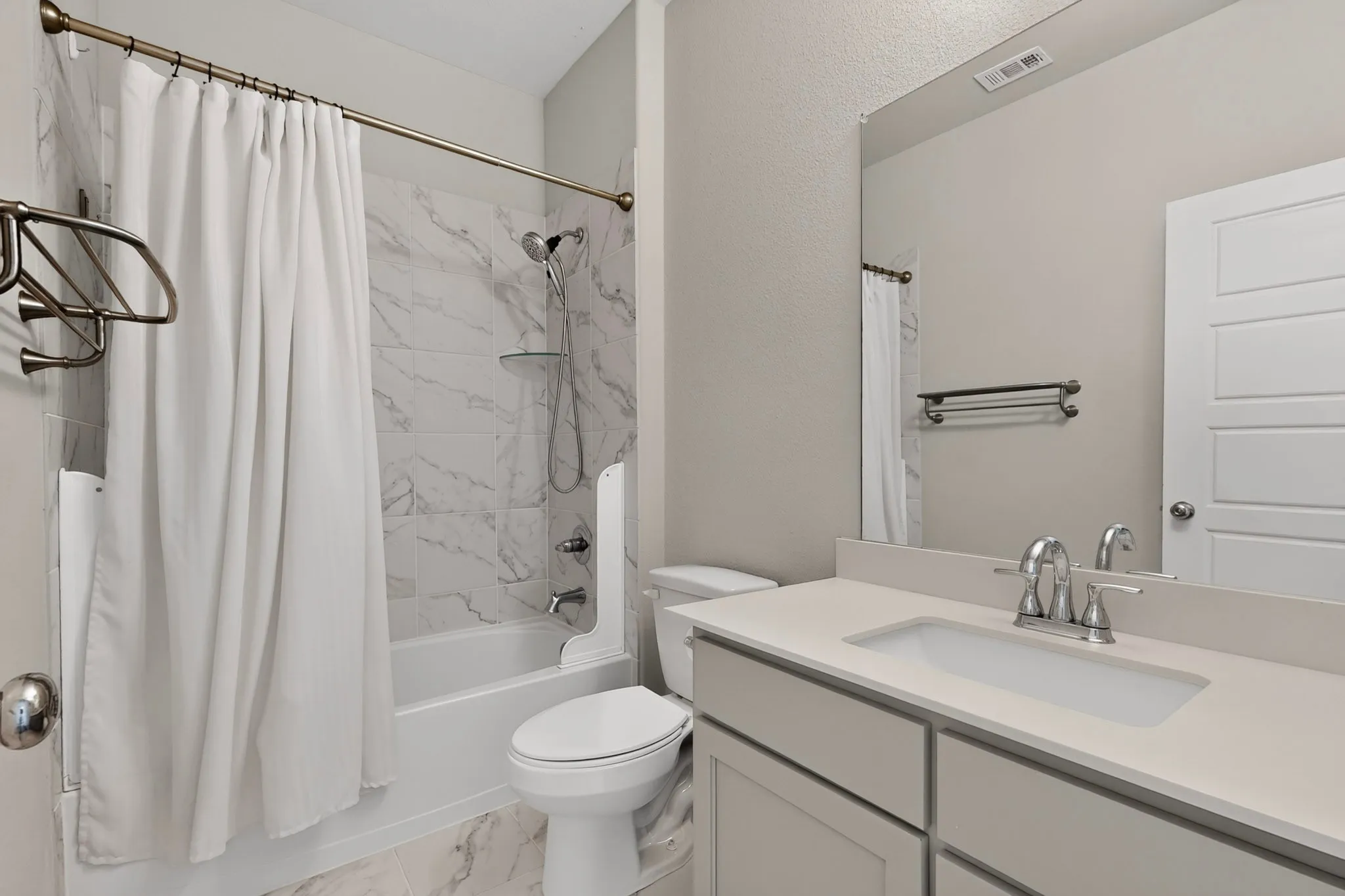 Single Family Residence For Sale in Ellis County , 136 Camp Fire Drive, Waxahachie, Texas 75165, 4 Bedroom, 3 Bathroom, 2 Garage spaces, 2,367 Sqft, built in 2021, mls#21350173, Real Estate Agent in Waxahachie, Homes For Sale in Ellis county, Homes For Sale in Waxahachie, Realtor in Waxahachie Texas, Real Estate Brokerage Independent Realty Texas, Luminita Cordes Realtor
