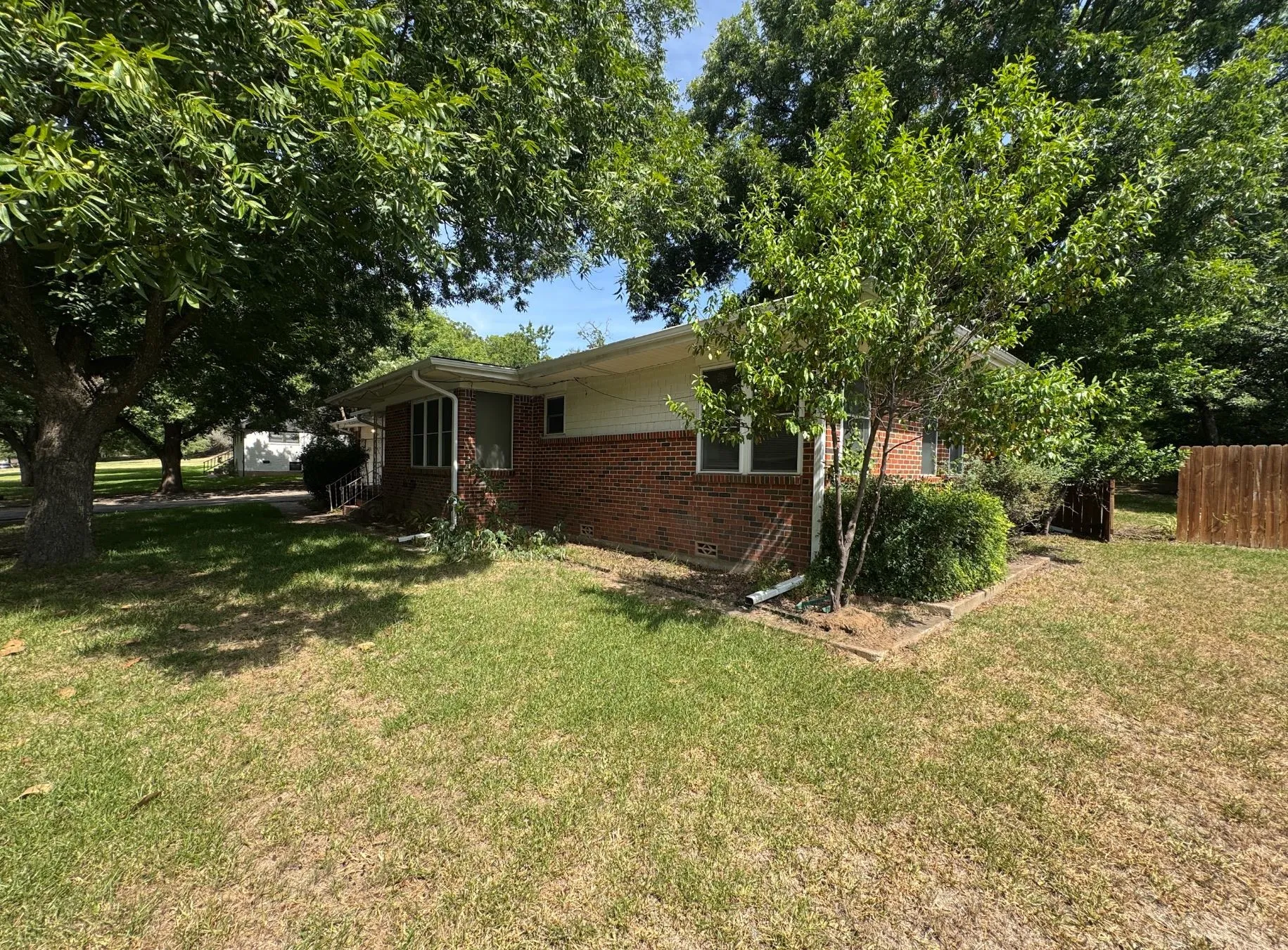 Single Family Residence For Sale in Parker County , 3703 Pecan Park Drive, Weatherford, Texas 76087, 3 Bedroom, 2 Bathroom, 2 Garage spaces, 2,005 Sqft, built in 1964, mls#21350176, Real Estate Agent in Weatherford, Homes For Sale in Parker county, Homes For Sale in Weatherford, Realtor in Weatherford Texas, Real Estate Brokerage Independent Realty Texas, Luminita Cordes Realtor