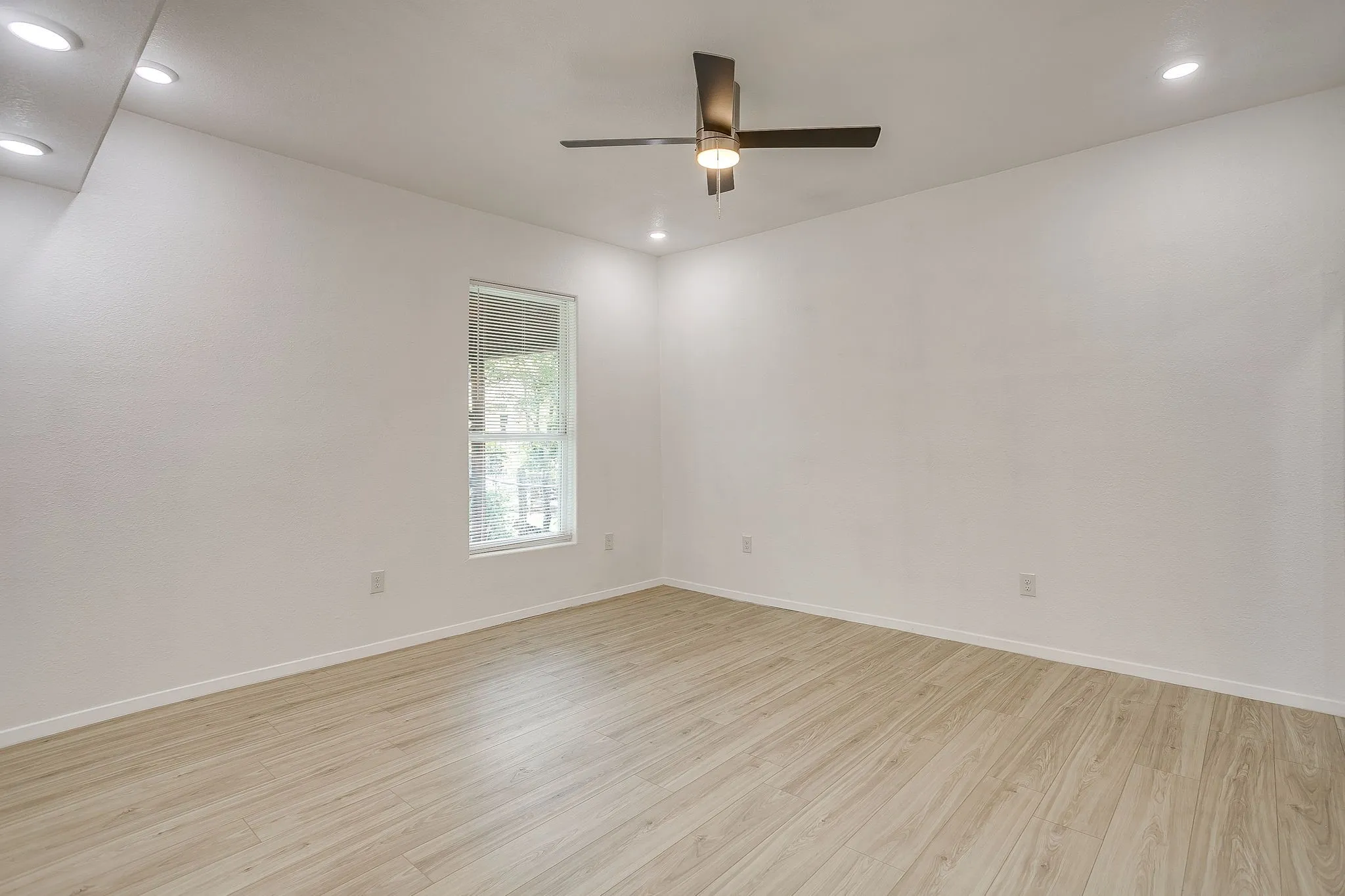 Single Family Residence For Sale in Tarrant County , 2214 Pearl Avenue, Fort Worth, Texas 76164, 4 Bedroom, 2 Bathroom, Garage spaces, 1,748 Sqft, built in 1925, mls#21345973, Real Estate Agent in Fort Worth, Homes For Sale in Tarrant county, Homes For Sale in Fort Worth, Realtor in Fort Worth Texas, Real Estate Brokerage Independent Realty Texas, Luminita Cordes Realtor