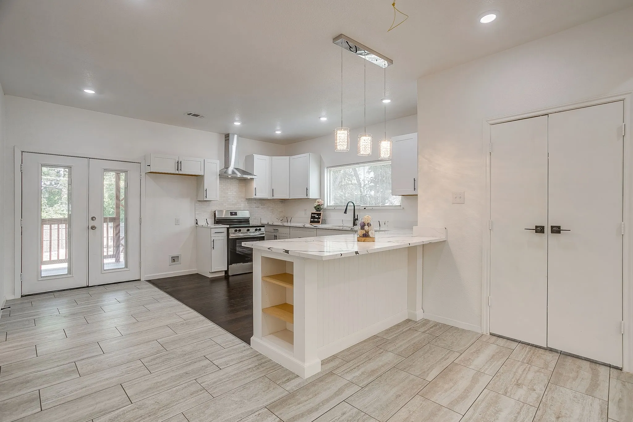 Single Family Residence For Sale in Tarrant County , 2214 Pearl Avenue, Fort Worth, Texas 76164, 4 Bedroom, 2 Bathroom, Garage spaces, 1,748 Sqft, built in 1925, mls#21345973, Real Estate Agent in Fort Worth, Homes For Sale in Tarrant county, Homes For Sale in Fort Worth, Realtor in Fort Worth Texas, Real Estate Brokerage Independent Realty Texas, Luminita Cordes Realtor
