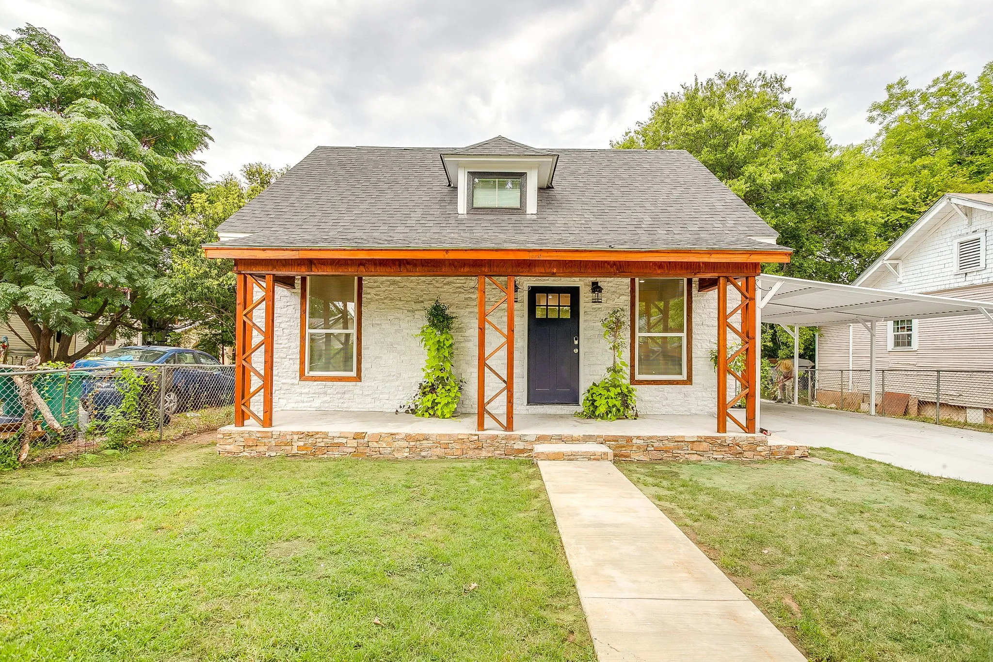 Single Family Residence For Sale in Tarrant County , 2214 Pearl Avenue, Fort Worth, Texas 76164, 4 Bedroom, 2 Bathroom, Garage spaces, 1,748 Sqft, built in 1925, mls#21345973, Real Estate Agent in Fort Worth, Homes For Sale in Tarrant county, Homes For Sale in Fort Worth, Realtor in Fort Worth Texas, Real Estate Brokerage Independent Realty Texas, Luminita Cordes Realtor