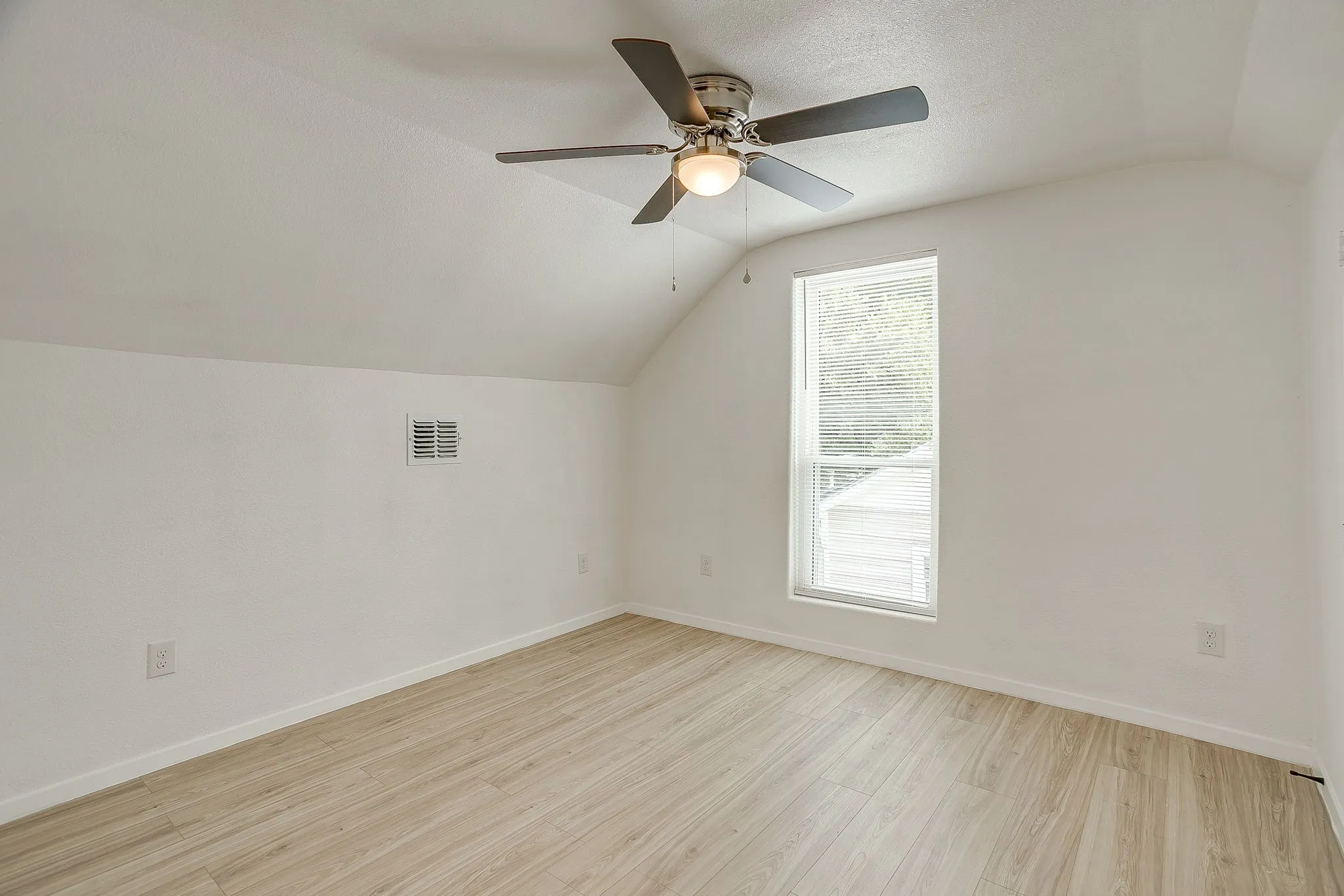 Single Family Residence For Sale in Tarrant County , 2214 Pearl Avenue, Fort Worth, Texas 76164, 4 Bedroom, 2 Bathroom, Garage spaces, 1,748 Sqft, built in 1925, mls#21345973, Real Estate Agent in Fort Worth, Homes For Sale in Tarrant county, Homes For Sale in Fort Worth, Realtor in Fort Worth Texas, Real Estate Brokerage Independent Realty Texas, Luminita Cordes Realtor