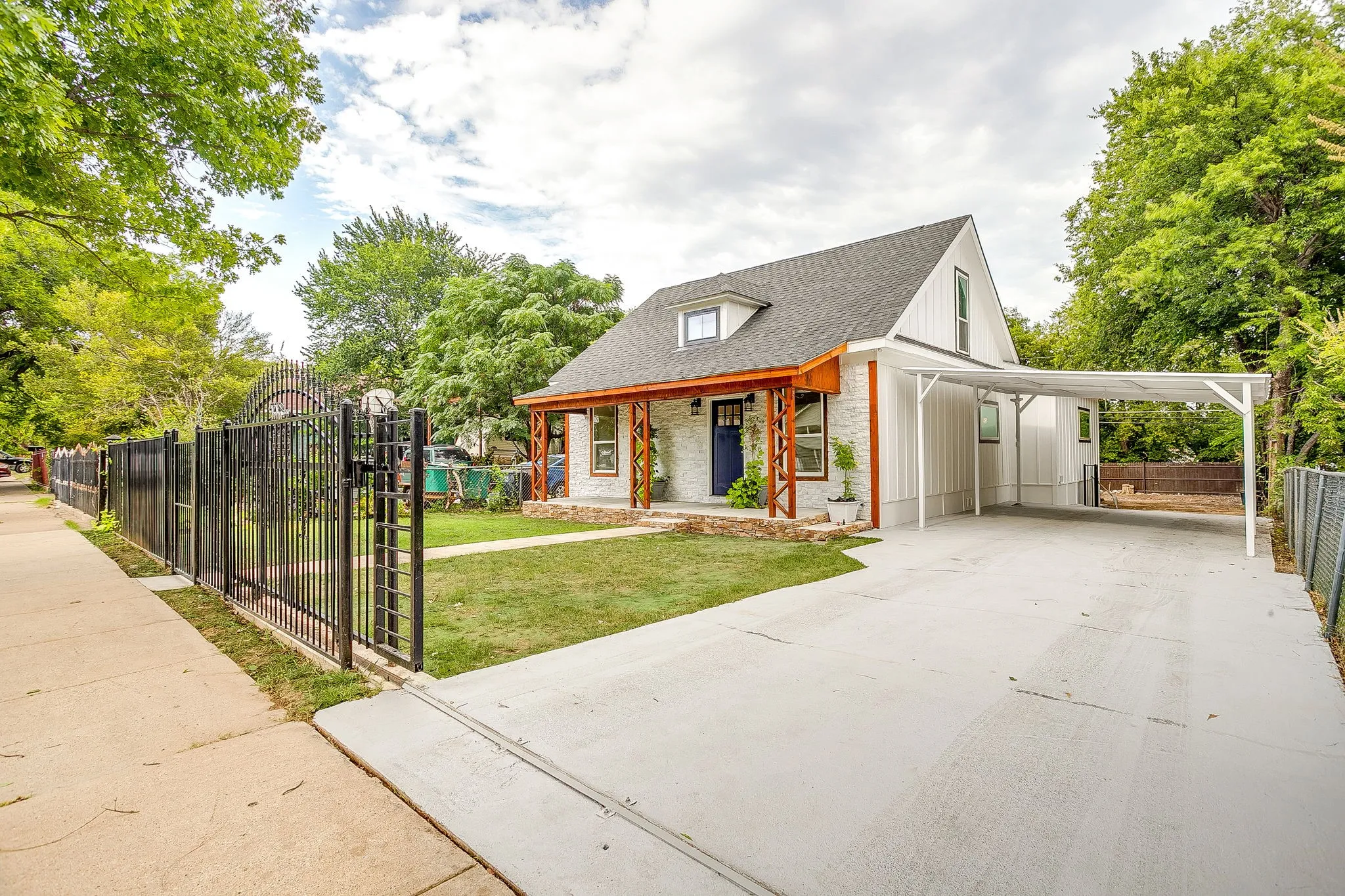 Single Family Residence For Sale in Tarrant County , 2214 Pearl Avenue, Fort Worth, Texas 76164, 4 Bedroom, 2 Bathroom, Garage spaces, 1,748 Sqft, built in 1925, mls#21345973, Real Estate Agent in Fort Worth, Homes For Sale in Tarrant county, Homes For Sale in Fort Worth, Realtor in Fort Worth Texas, Real Estate Brokerage Independent Realty Texas, Luminita Cordes Realtor