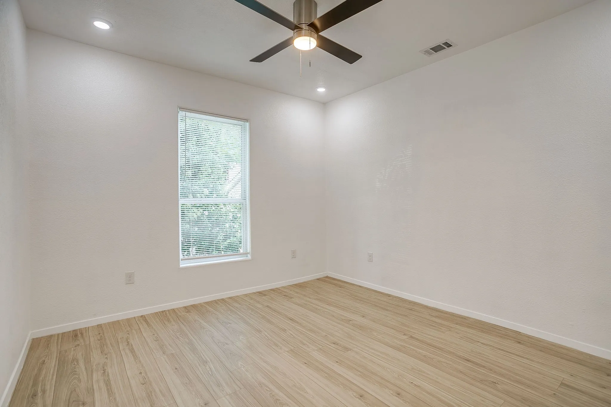 Single Family Residence For Sale in Tarrant County , 2214 Pearl Avenue, Fort Worth, Texas 76164, 4 Bedroom, 2 Bathroom, Garage spaces, 1,748 Sqft, built in 1925, mls#21345973, Real Estate Agent in Fort Worth, Homes For Sale in Tarrant county, Homes For Sale in Fort Worth, Realtor in Fort Worth Texas, Real Estate Brokerage Independent Realty Texas, Luminita Cordes Realtor
