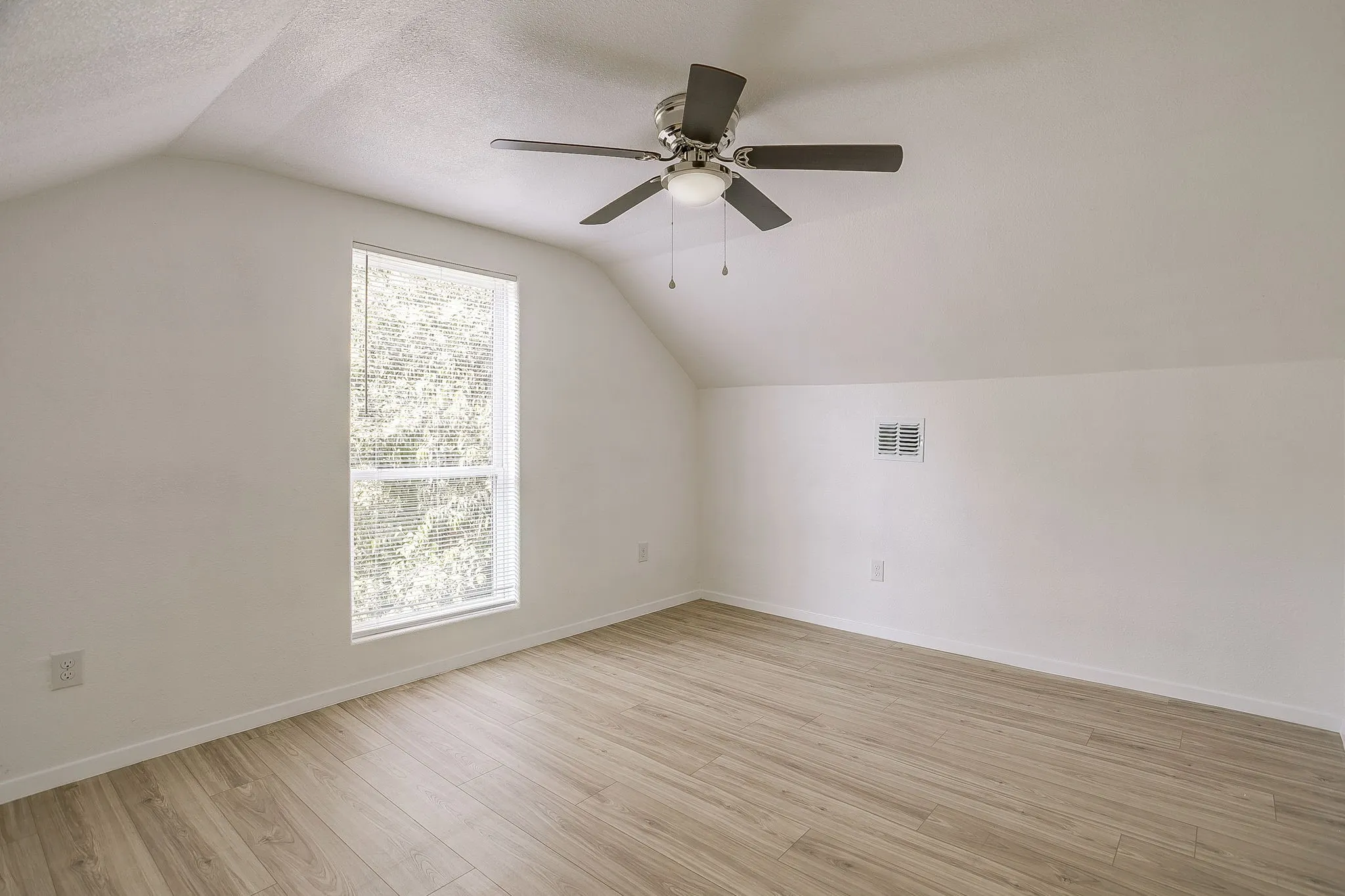 Single Family Residence For Sale in Tarrant County , 2214 Pearl Avenue, Fort Worth, Texas 76164, 4 Bedroom, 2 Bathroom, Garage spaces, 1,748 Sqft, built in 1925, mls#21345973, Real Estate Agent in Fort Worth, Homes For Sale in Tarrant county, Homes For Sale in Fort Worth, Realtor in Fort Worth Texas, Real Estate Brokerage Independent Realty Texas, Luminita Cordes Realtor