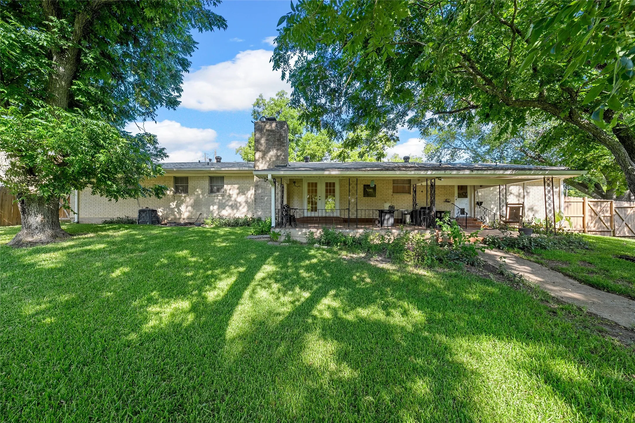 Single Family Residence For Sale in Bell County , 3609 Dogwood Lane, Temple, Texas 76502, 3 Bedroom, 2 Bathroom, 2 Garage spaces, 1,967 Sqft, built in 1971, mls#21349441, Real Estate Agent in Temple, Homes For Sale in Bell county, Homes For Sale in Temple, Realtor in Temple Texas, Real Estate Brokerage Independent Realty Texas, Luminita Cordes Realtor