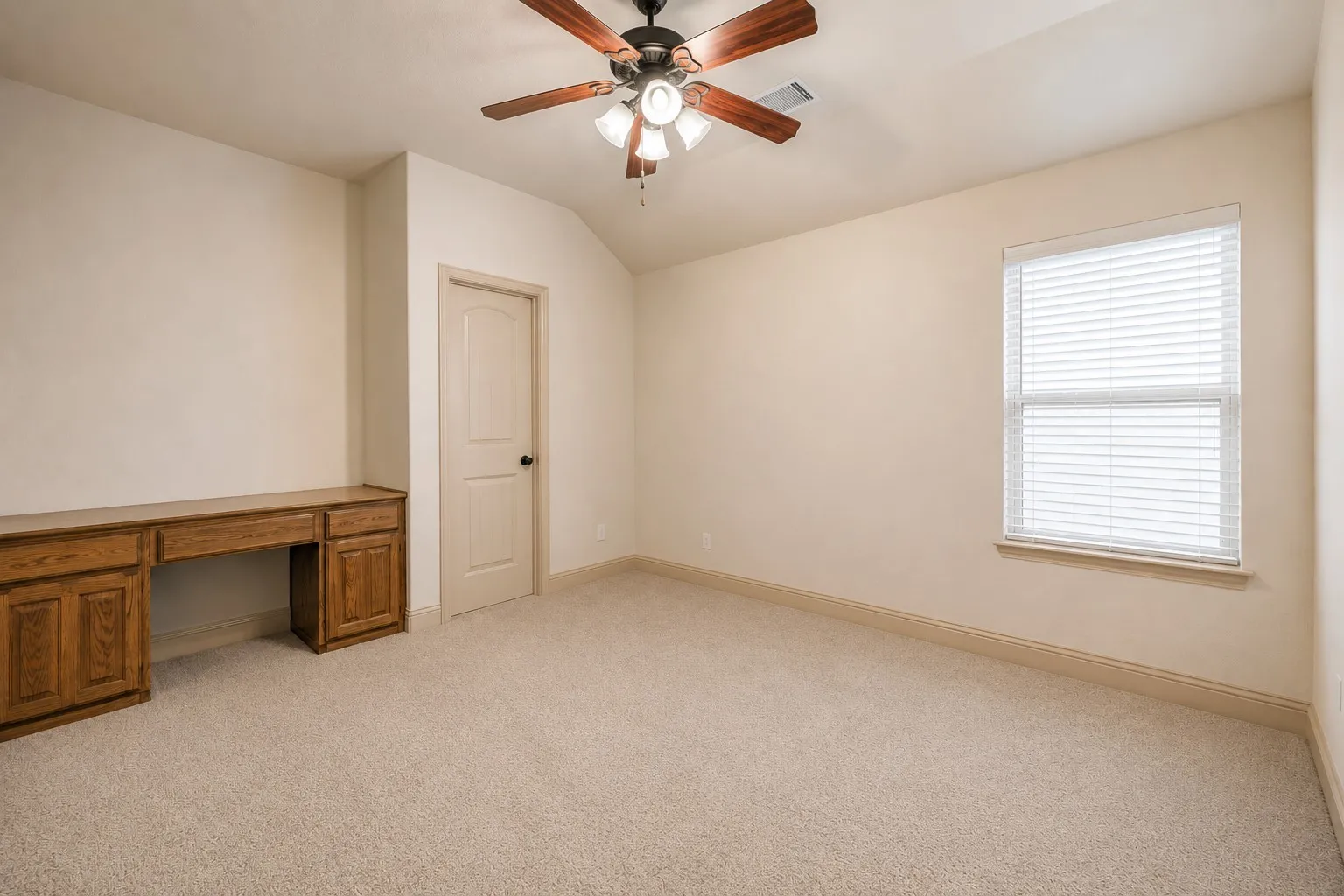 Single Family Residence For Rent in Tarrant County , 2933 Softwood Circle, Fort Worth, Texas 76244, 4 Bedroom, 3 Bathroom, 2 Garage spaces, 3,100 Sqft, built in 2009, mls#21349996, Real Estate Agent in Fort Worth, Homes For Rent in Tarrant county, Homes For Rent in Fort Worth, Realtor in Fort Worth Texas, Real Estate Brokerage Independent Realty Texas, Luminita Cordes Realtor
