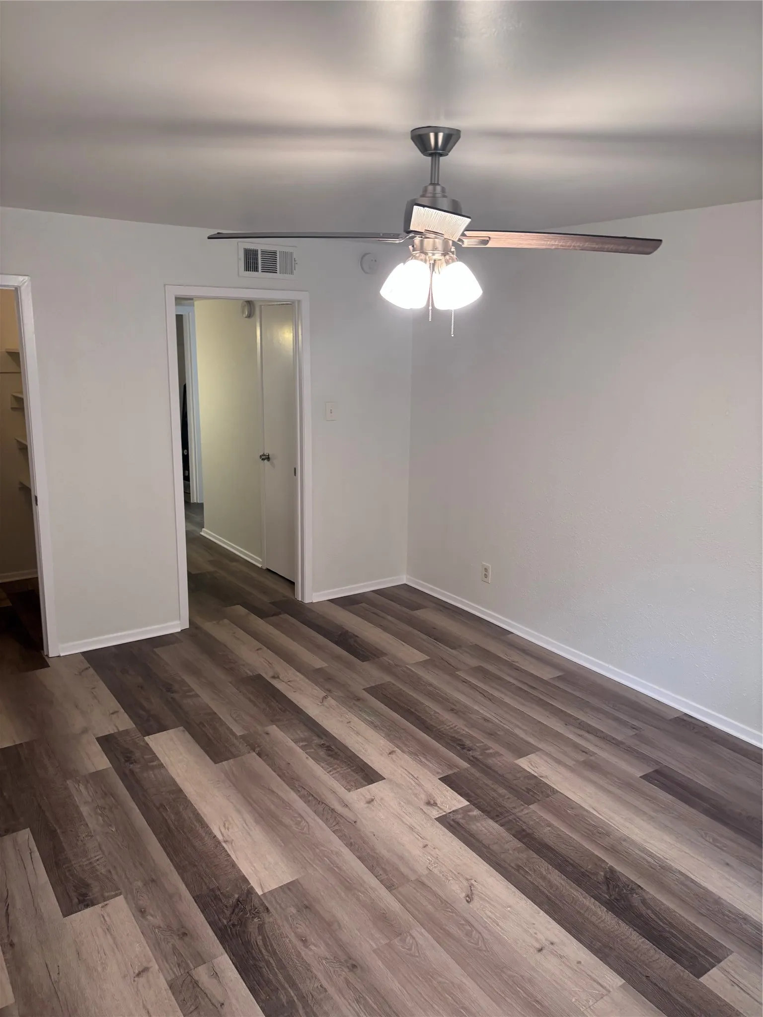 Condominium For Sale in Tarrant County , 6004 Westridge Lane 705, Fort Worth, Texas 76116, 1 Bedroom, 1 Bathroom, Garage spaces, 806 Sqft, built in 1969, mls#21350204, Real Estate Agent in Fort Worth, Homes For Sale in Tarrant county, Homes For Sale in Fort Worth, Realtor in Fort Worth Texas, Real Estate Brokerage Independent Realty Texas, Luminita Cordes Realtor