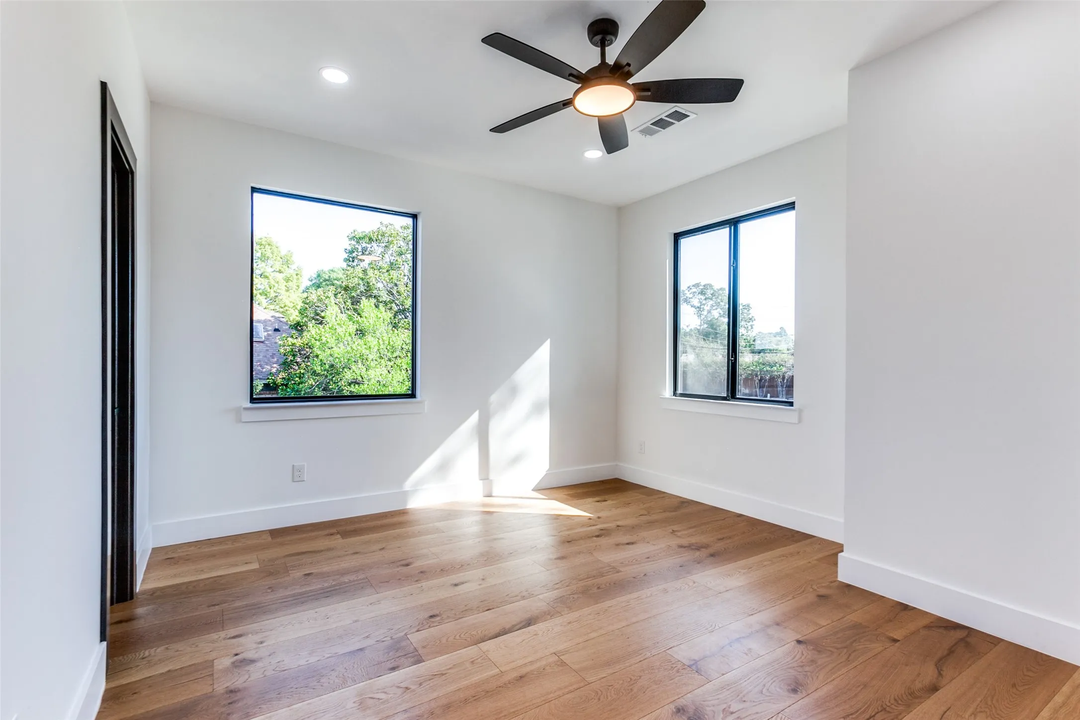 Single Family Residence For Sale in Dallas County , 10923 Marsh Lane, Dallas, Texas 75229, 4 Bedroom, 4 Bathroom, 3 Garage spaces, 3,801 Sqft, built in 2024, mls#21347019, Real Estate Agent in Dallas, Homes For Sale in Dallas county, Homes For Sale in Dallas, Realtor in Dallas Texas, Real Estate Brokerage Independent Realty Texas, Luminita Cordes Realtor