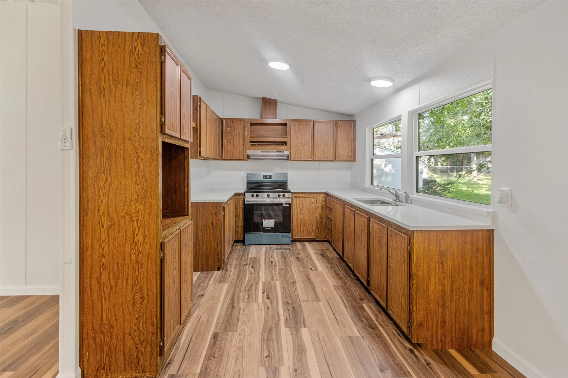 Manufactured Home For Sale in Henderson County , 7108 Apache Circle, Mabank, Texas 75156, 3 Bedroom, 2 Bathroom, Garage spaces, 1,232 Sqft, built in 1991, mls#21344532, Real Estate Agent in Mabank, Homes For Sale in Henderson county, Homes For Sale in Mabank, Realtor in Mabank Texas, Real Estate Brokerage Independent Realty Texas, Luminita Cordes Realtor