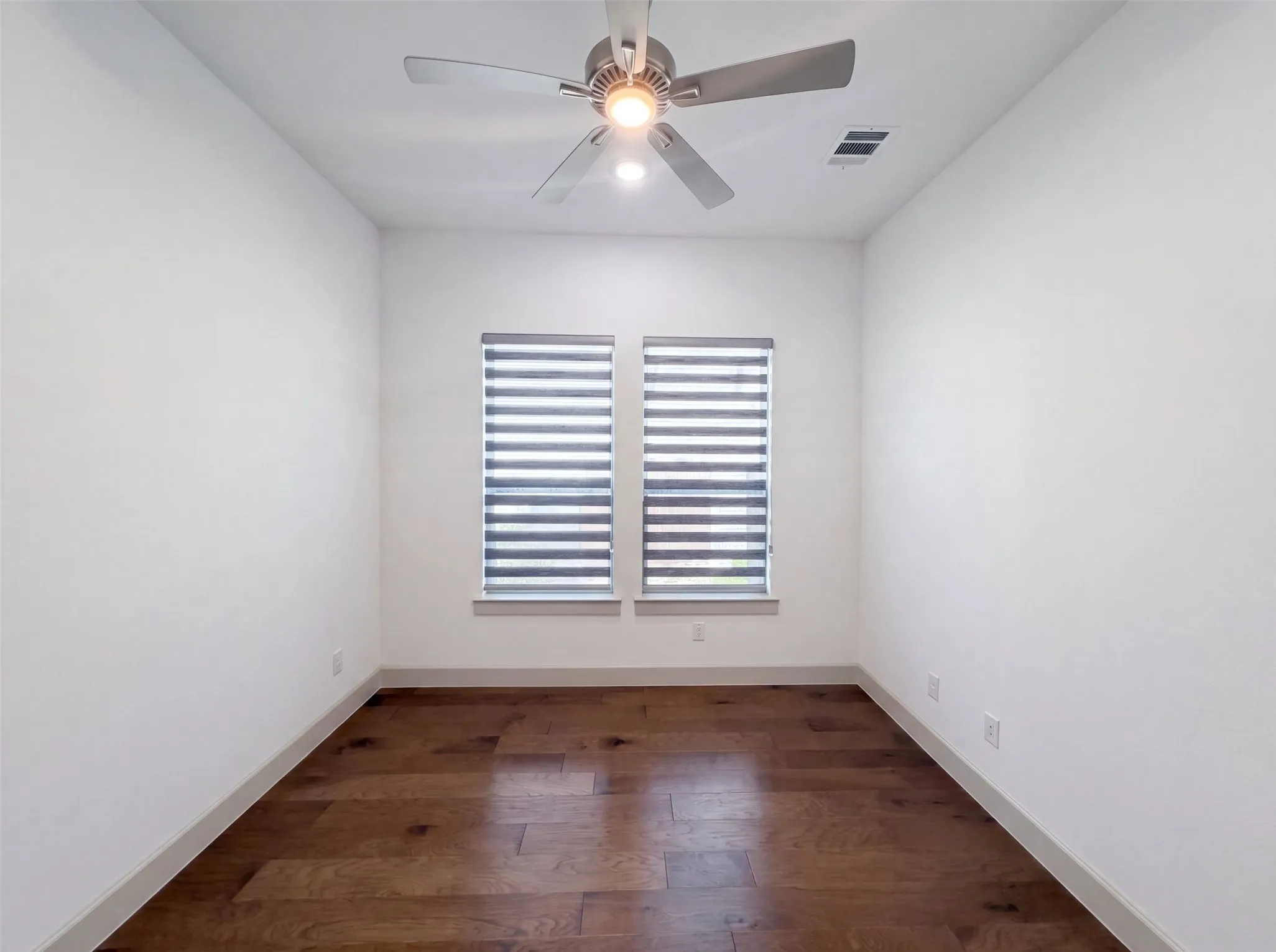 Single Family Residence For Sale in Collin County , 9694 Brackenfield Lane, Frisco, Texas 75035, 4 Bedroom, 5 Bathroom, 3 Garage spaces, 3,290 Sqft, built in 2021, mls#21350226, Real Estate Agent in Frisco, Homes For Sale in Collin county, Homes For Sale in Frisco, Realtor in Frisco Texas, Real Estate Brokerage Independent Realty Texas, Luminita Cordes Realtor